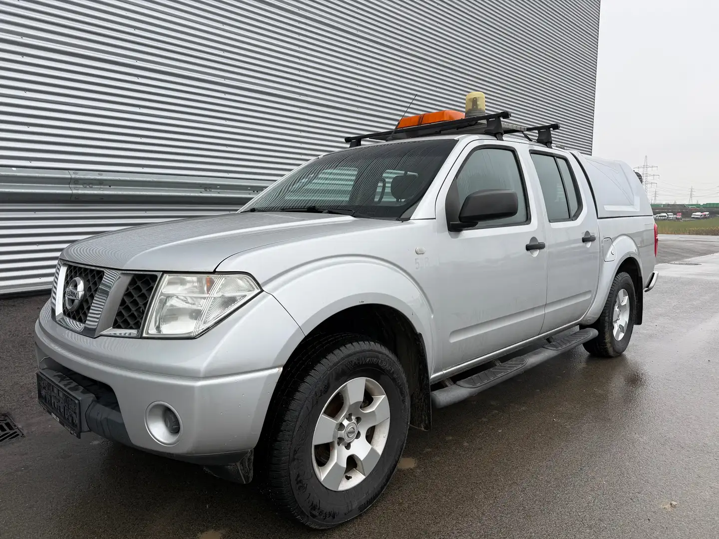 Nissan Navara Double Cab SE 2,5 4x4 Aut. ID:7 Grau - 2