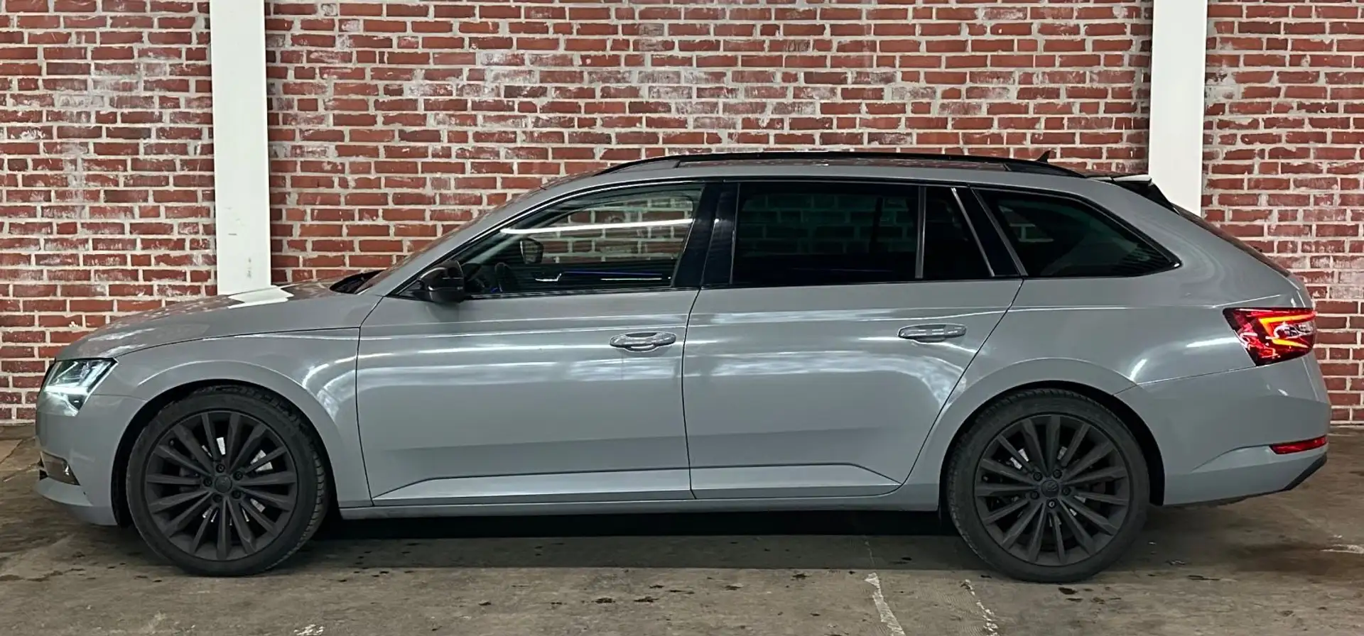 Skoda Superb 2.0 TDI Combi L&K 4x4 ACC/AHK/R.Kam/STDHZ Schwarz - 2