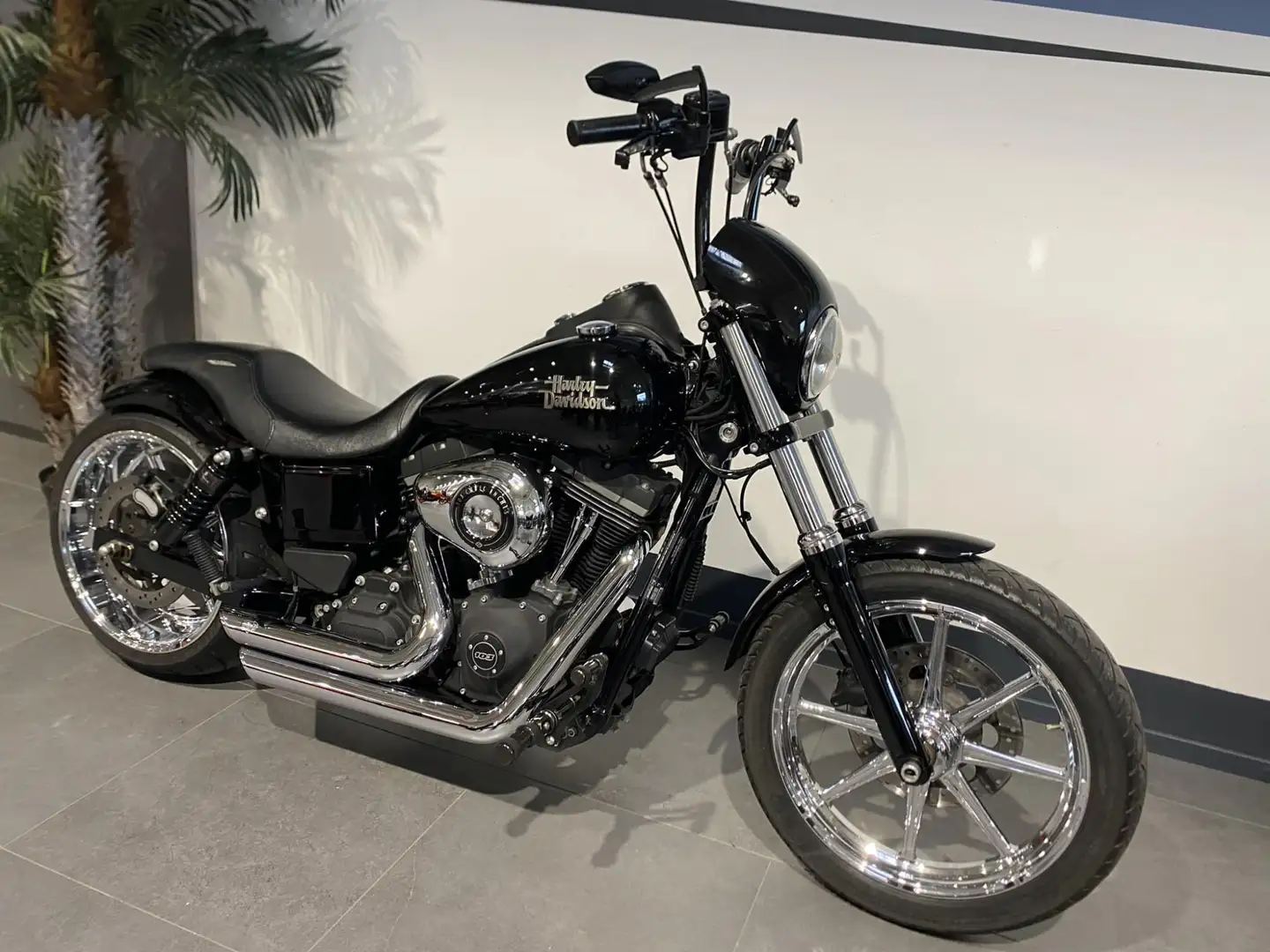 Harley-Davidson Dyna Street Bob Noir - 2