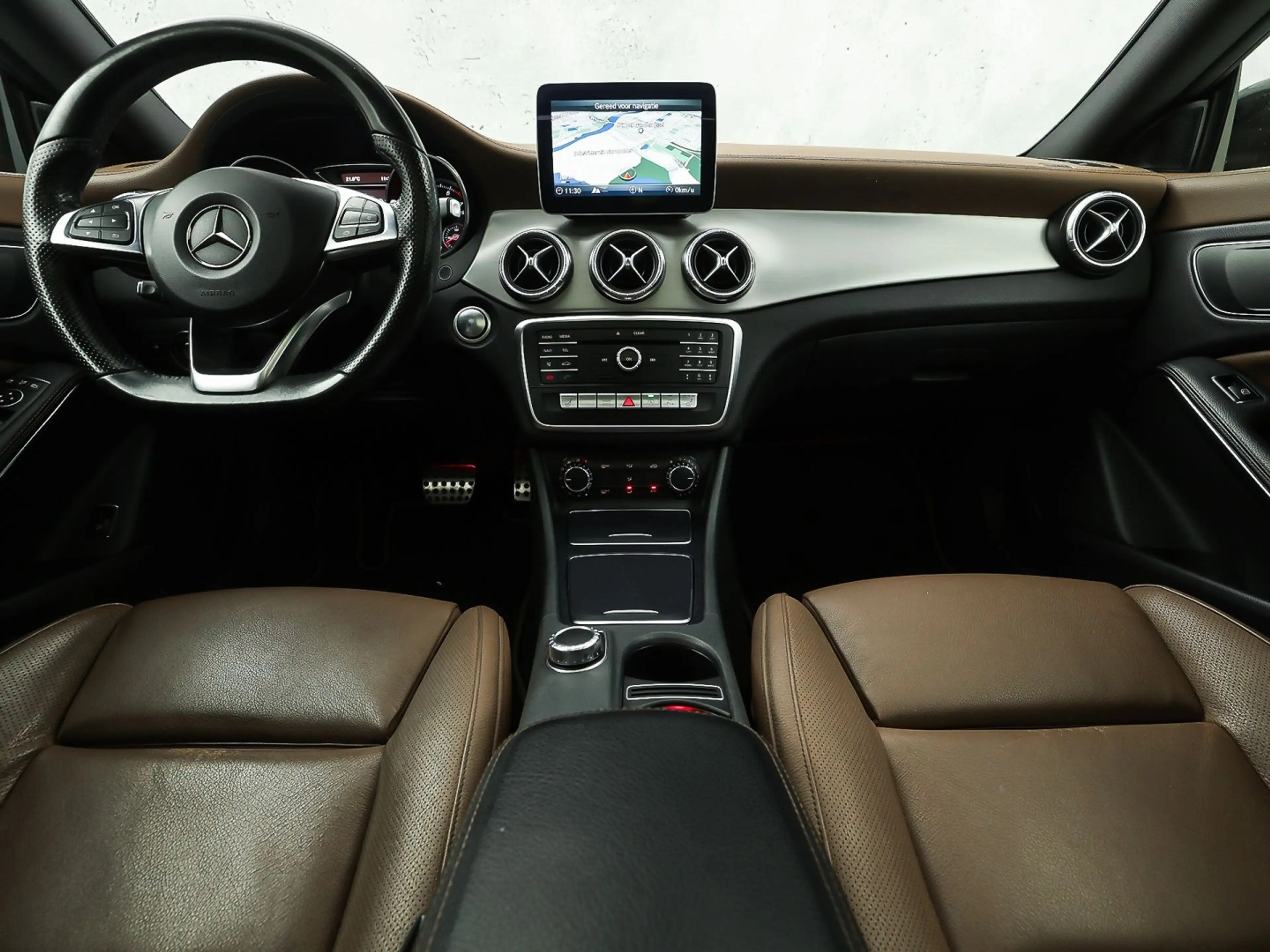Mercedes-Benz CLA 180 AMG Sport Automaat (PANORAMADAK, GROOT NAVI, BRUIN — photo 6