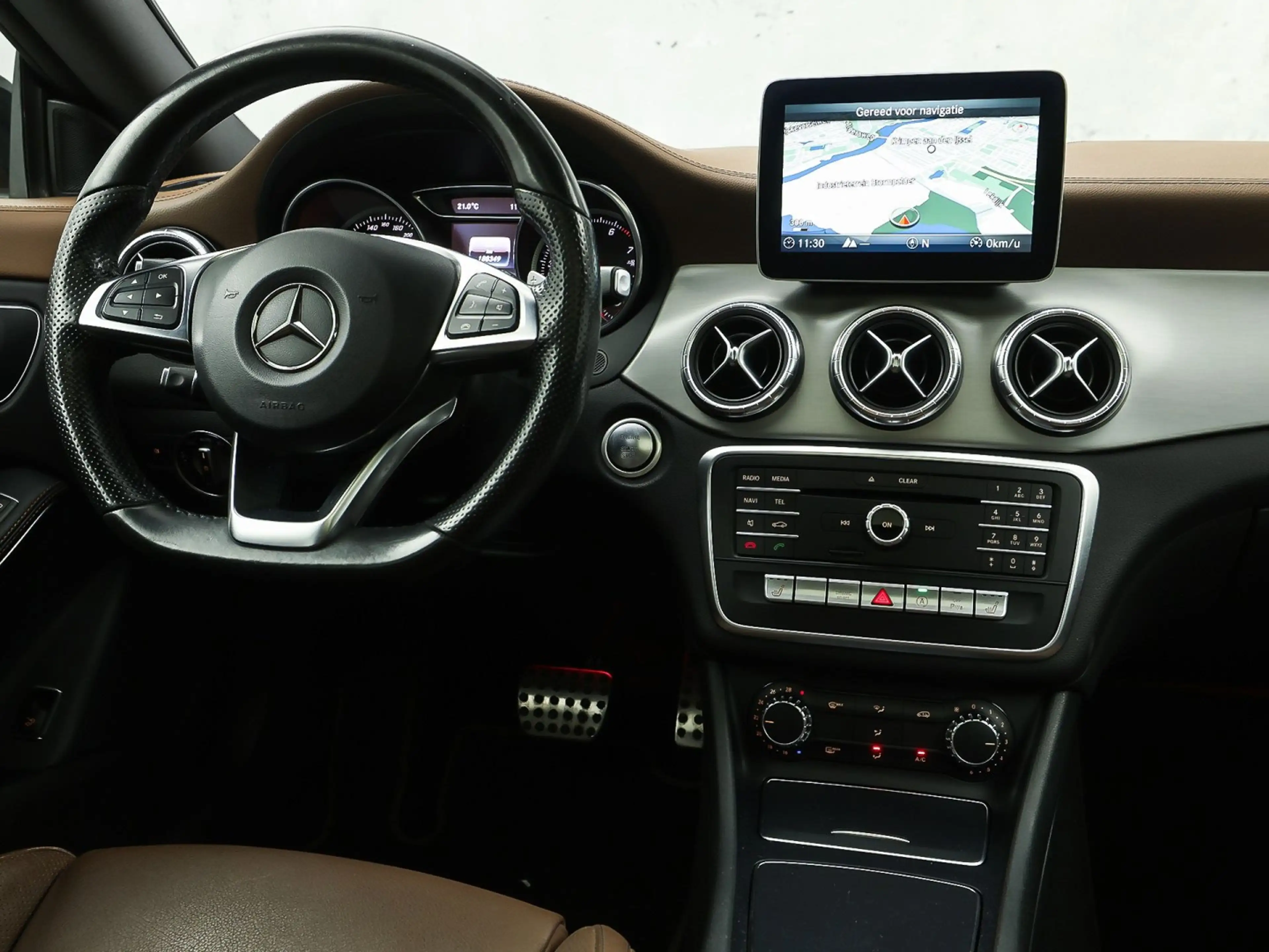 Mercedes-Benz CLA 180 AMG Sport Automaat (PANORAMADAK, GROOT NAVI, BRUIN — photo 7