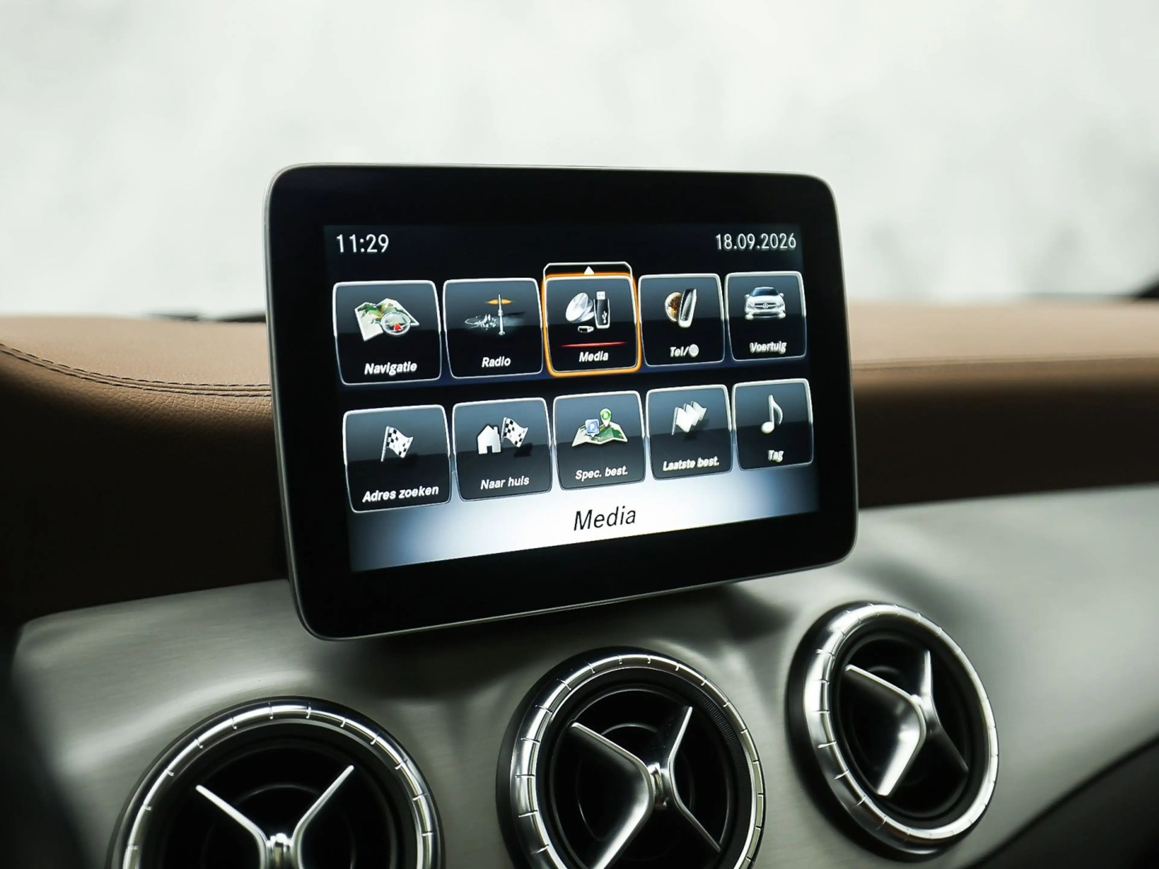 Mercedes-Benz CLA 180 AMG Sport Automaat (PANORAMADAK, GROOT NAVI, BRUIN — photo 26