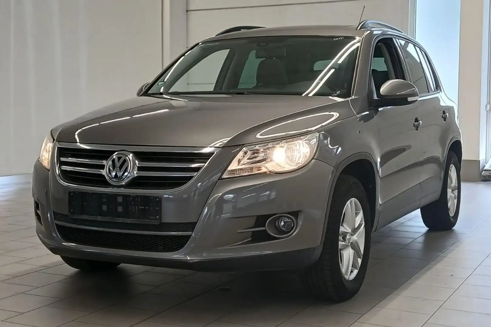 Volkswagen Tiguan Trend & Fun Panorama Klima 85tkm TÜV neu Grey - 1