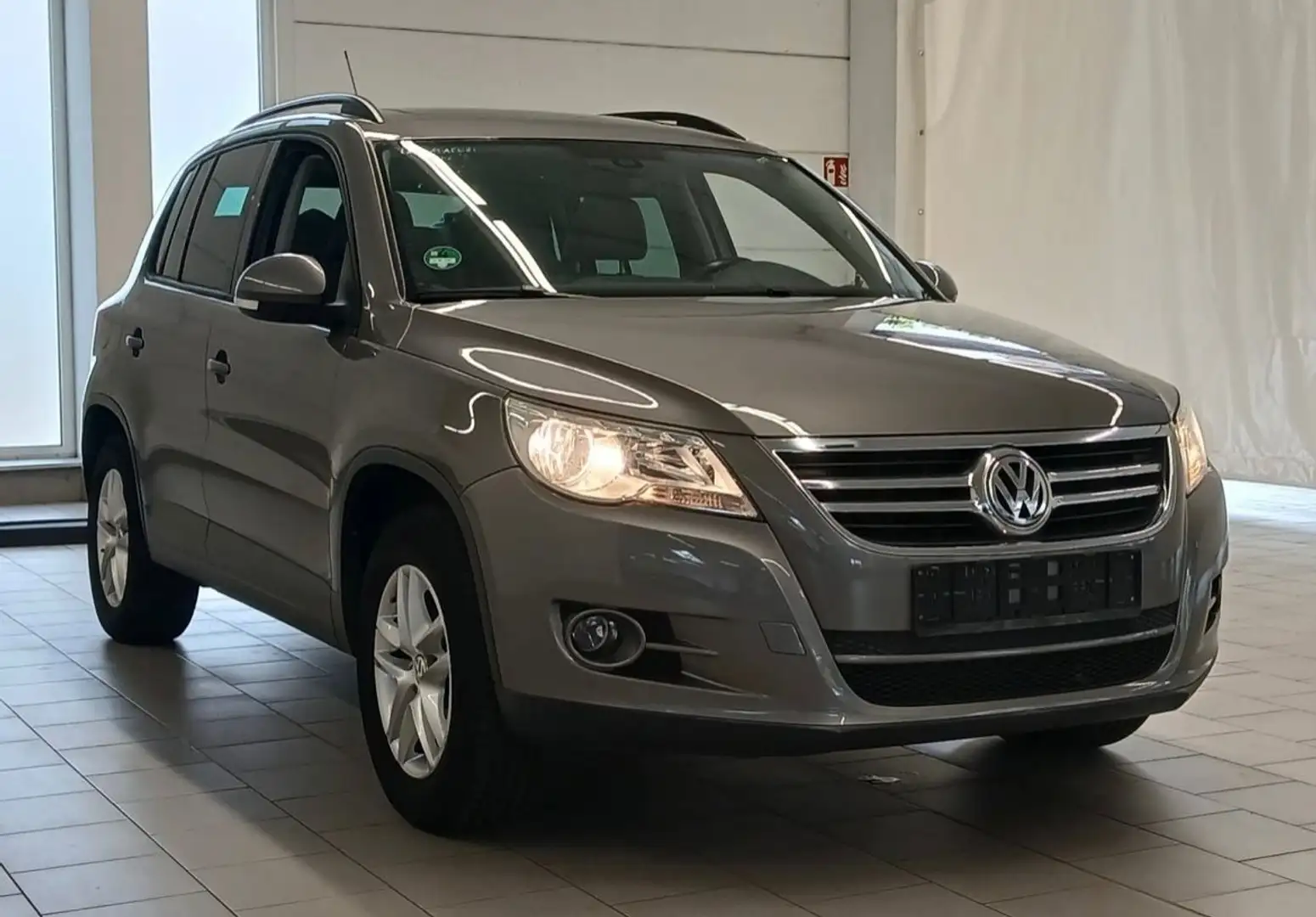 Volkswagen Tiguan Trend & Fun Panorama Klima 85tkm TÜV neu Grey - 2