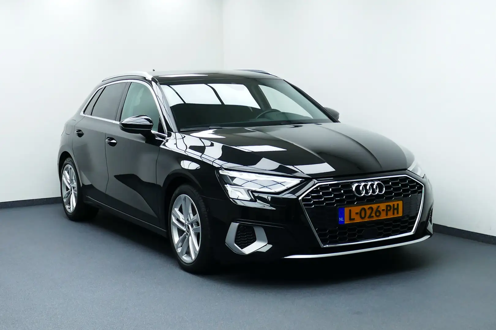 Audi A3 Sportback 35 150pk TFSI Business edition. Camera, Zwart - 1