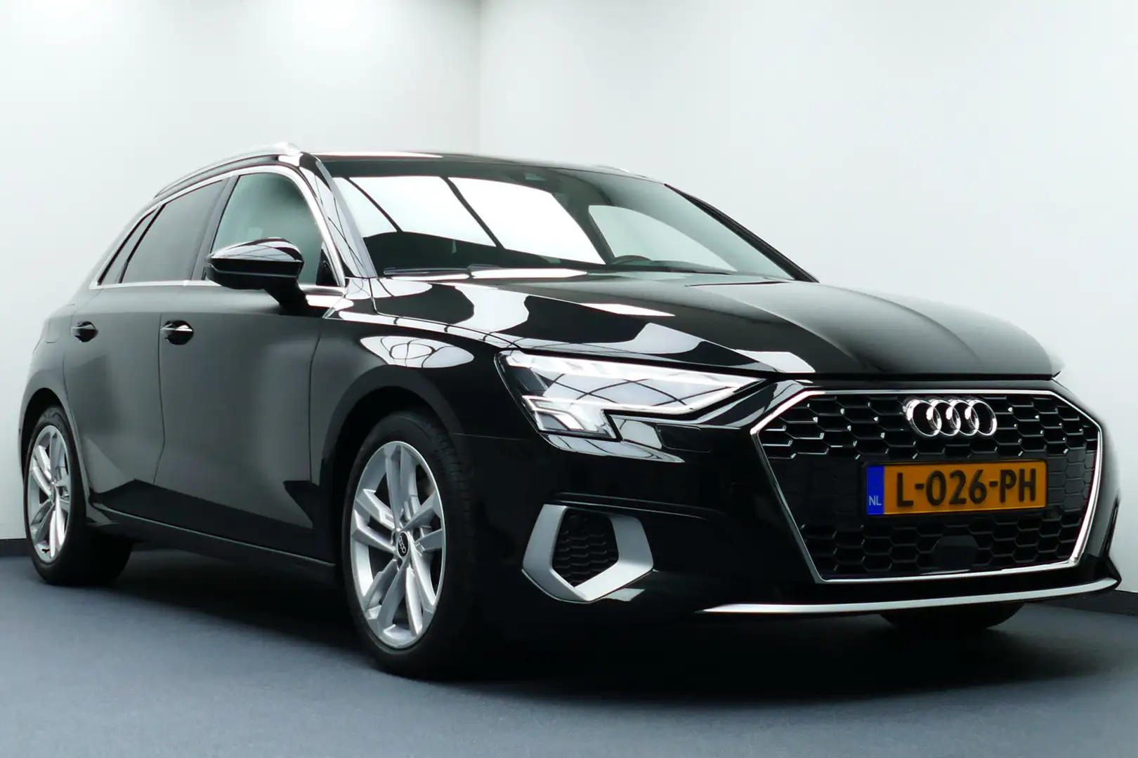 Audi A3 Sportback 35 150pk TFSI Business edition. Camera, Zwart - 2