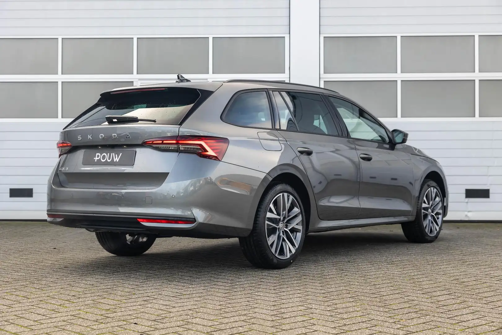 Skoda Octavia Combi 1.5 TSI 115pk MHEV Business Edition | Winter Grijs - 2
