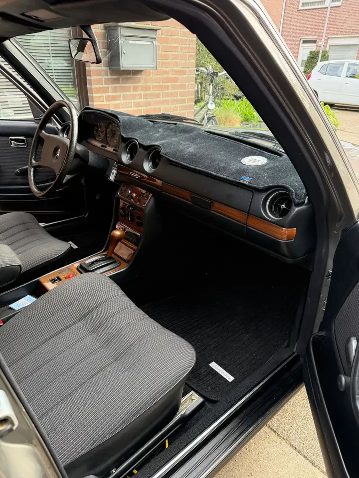 Mercedes-Benz W123 230e, foto 9