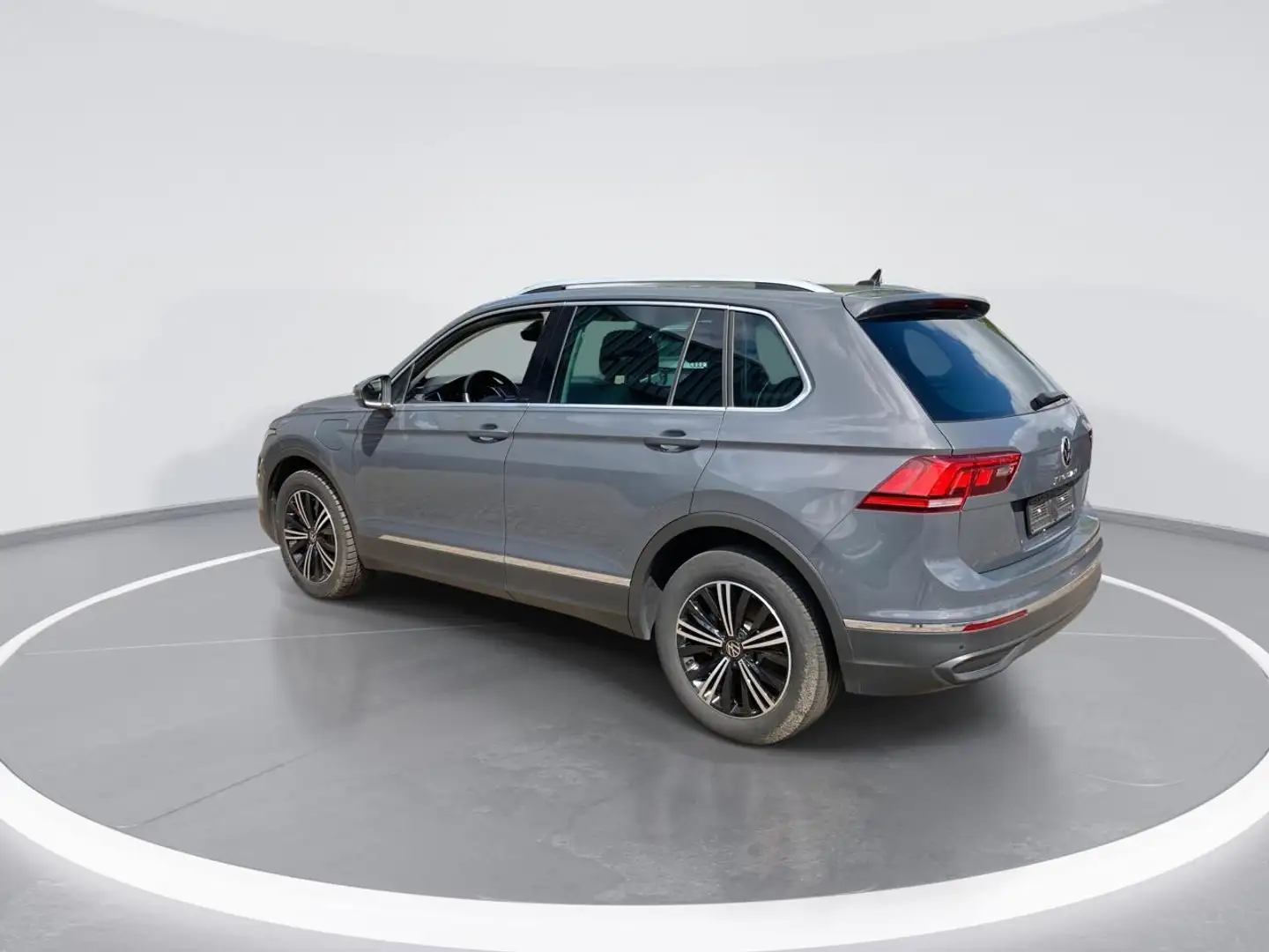Volkswagen Tiguan 1.4 TSIeHybrid 180kW/245PK Life DSG · Navigatie · Grijs - 2