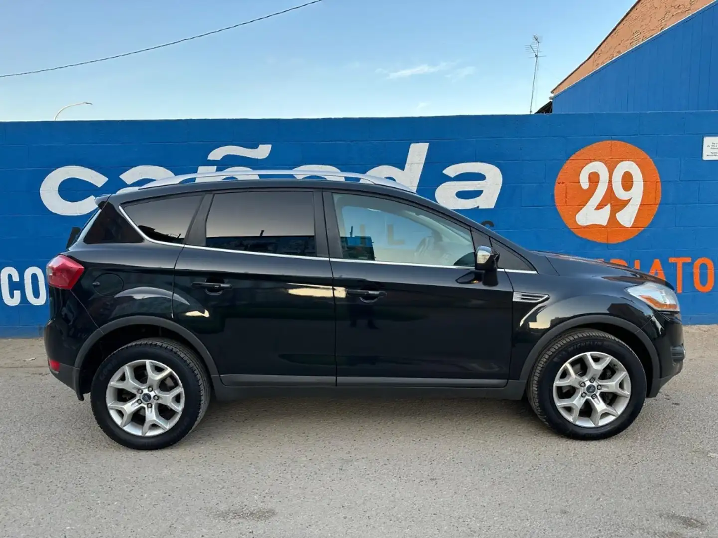 Ford Kuga 2.0TDCI Trend 4WD Zwart - 2
