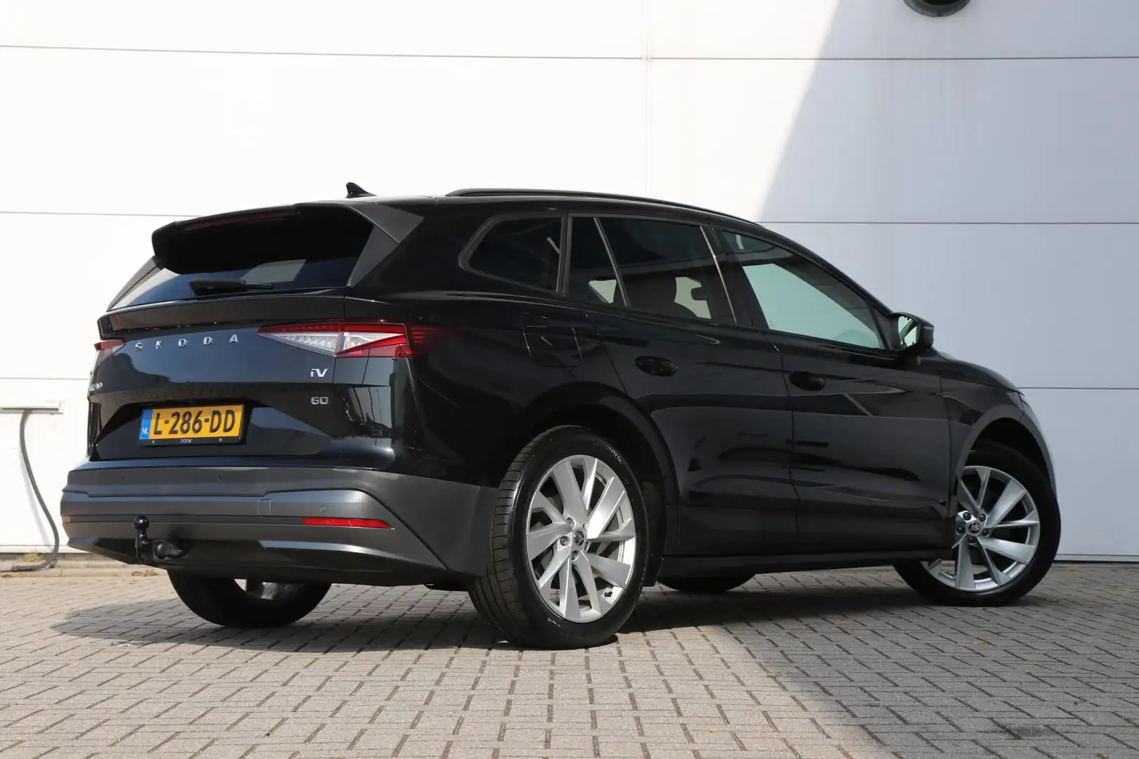 Skoda Enyaq 60 180pk | SoH 92% | Trekhaak | Stoelverwarming | Zwart - 2
