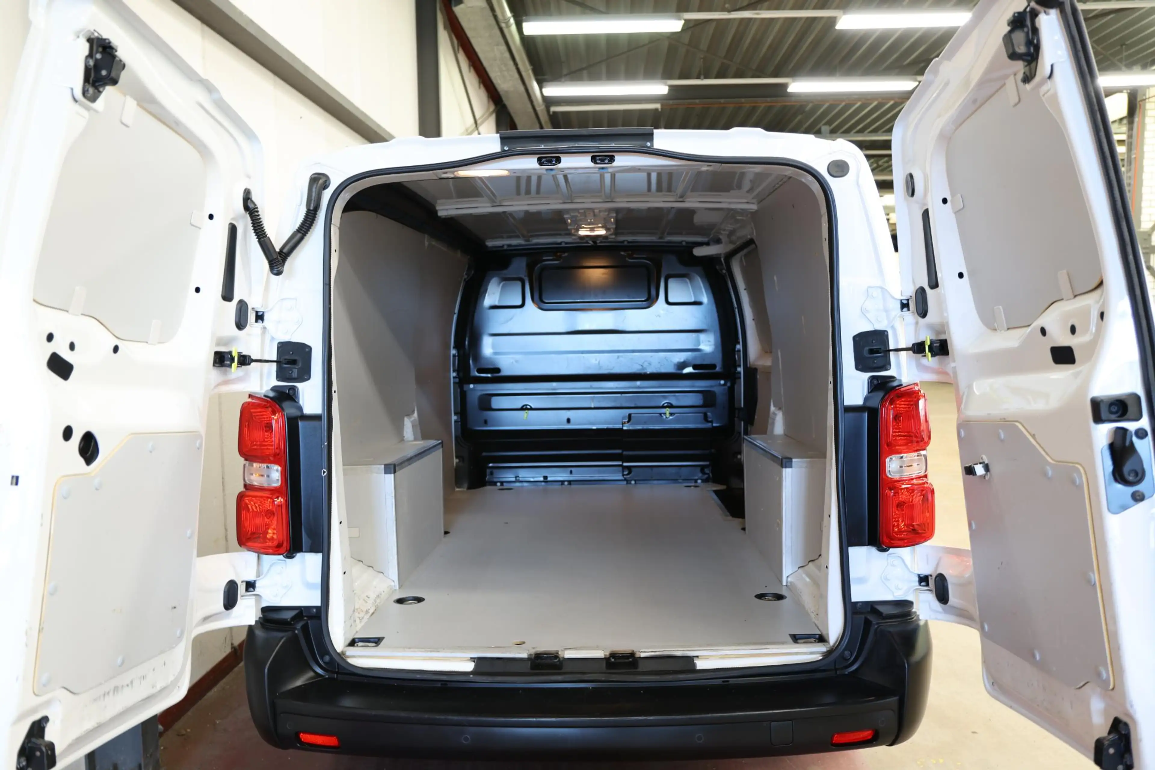 Peugeot Expert 2.0 BlueHDI 120 L3H1 LANG 2500KG TREKVERMOGEN — photo 5