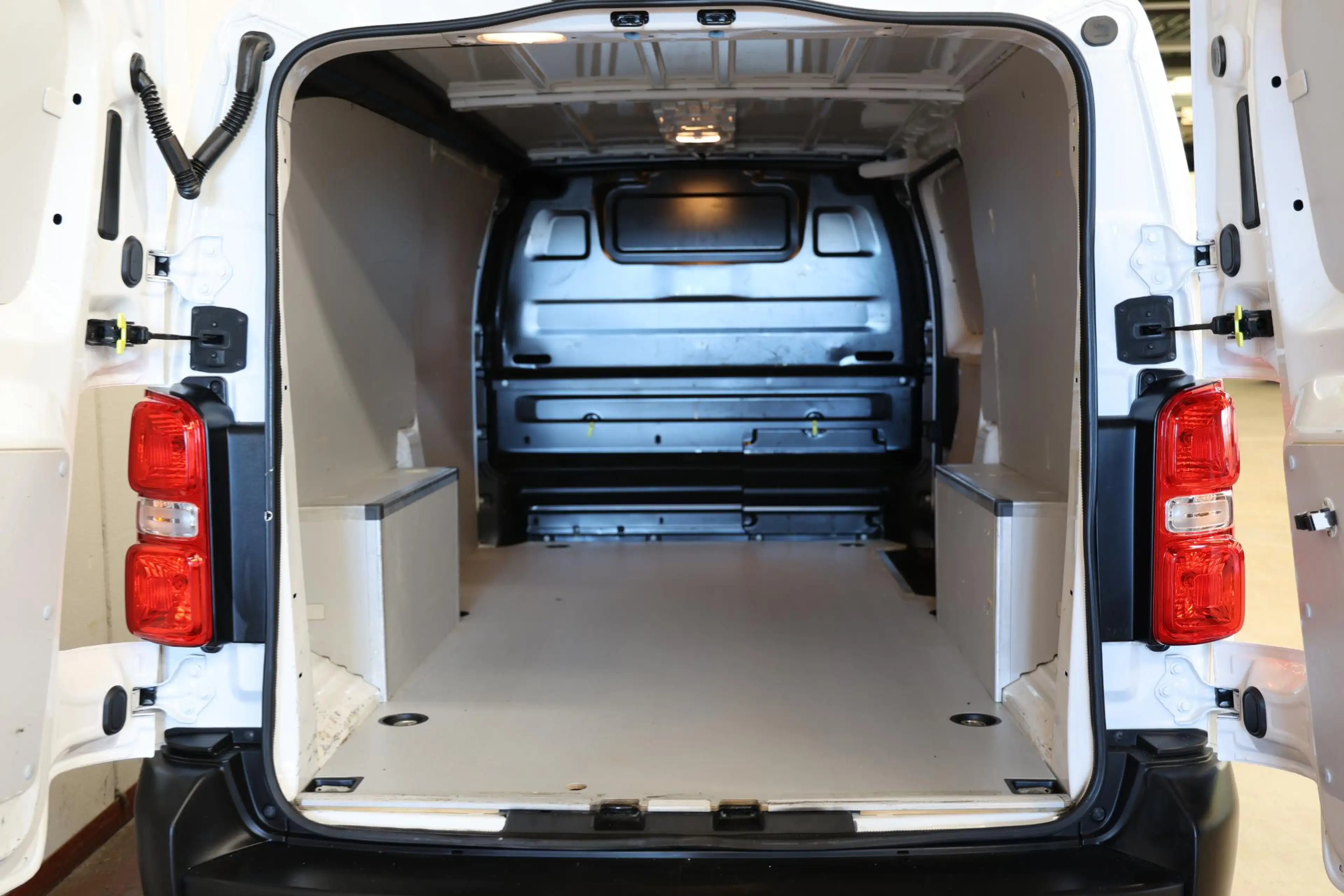 Peugeot Expert 2.0 BlueHDI 120 L3H1 LANG 2500KG TREKVERMOGEN — photo 6