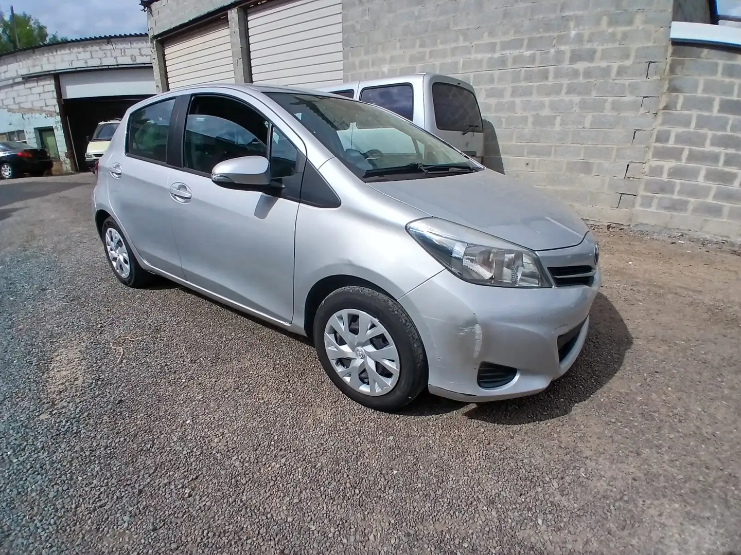 Toyota Yaris Yaris 1.33i VVT-i 2013 uniquement export Argento - 1