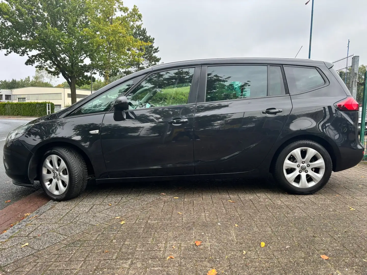 Opel Zafira Tourer Style Schwarz - 2