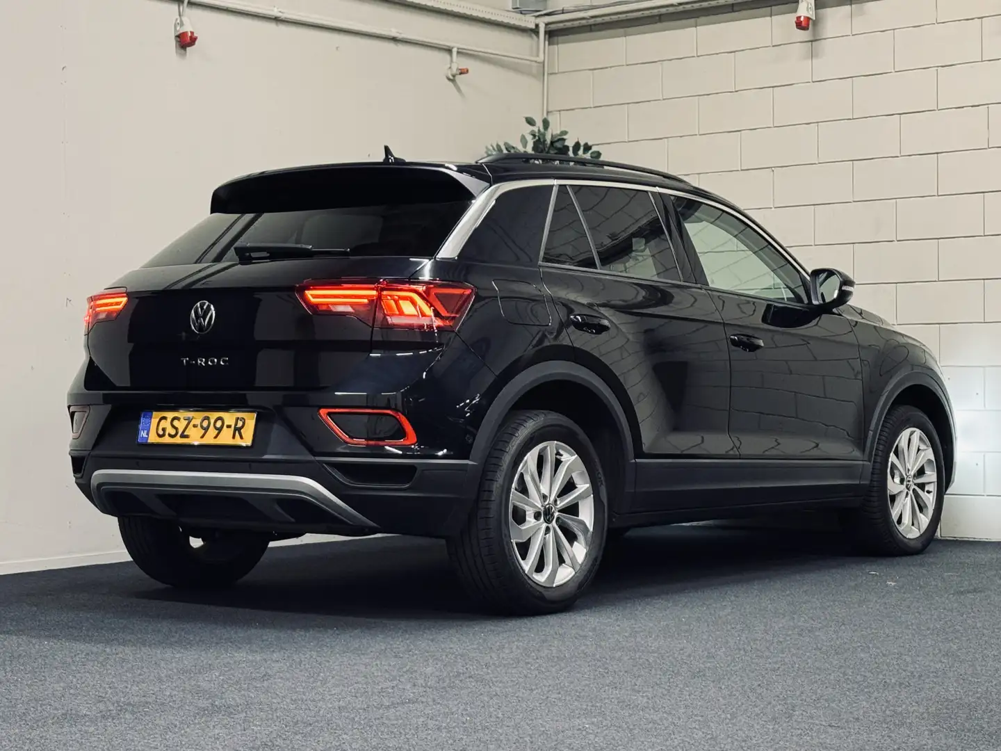 Volkswagen T-Roc 1.5 TSI Oranje Edition | NAP | IQ | Navi Noir - 2