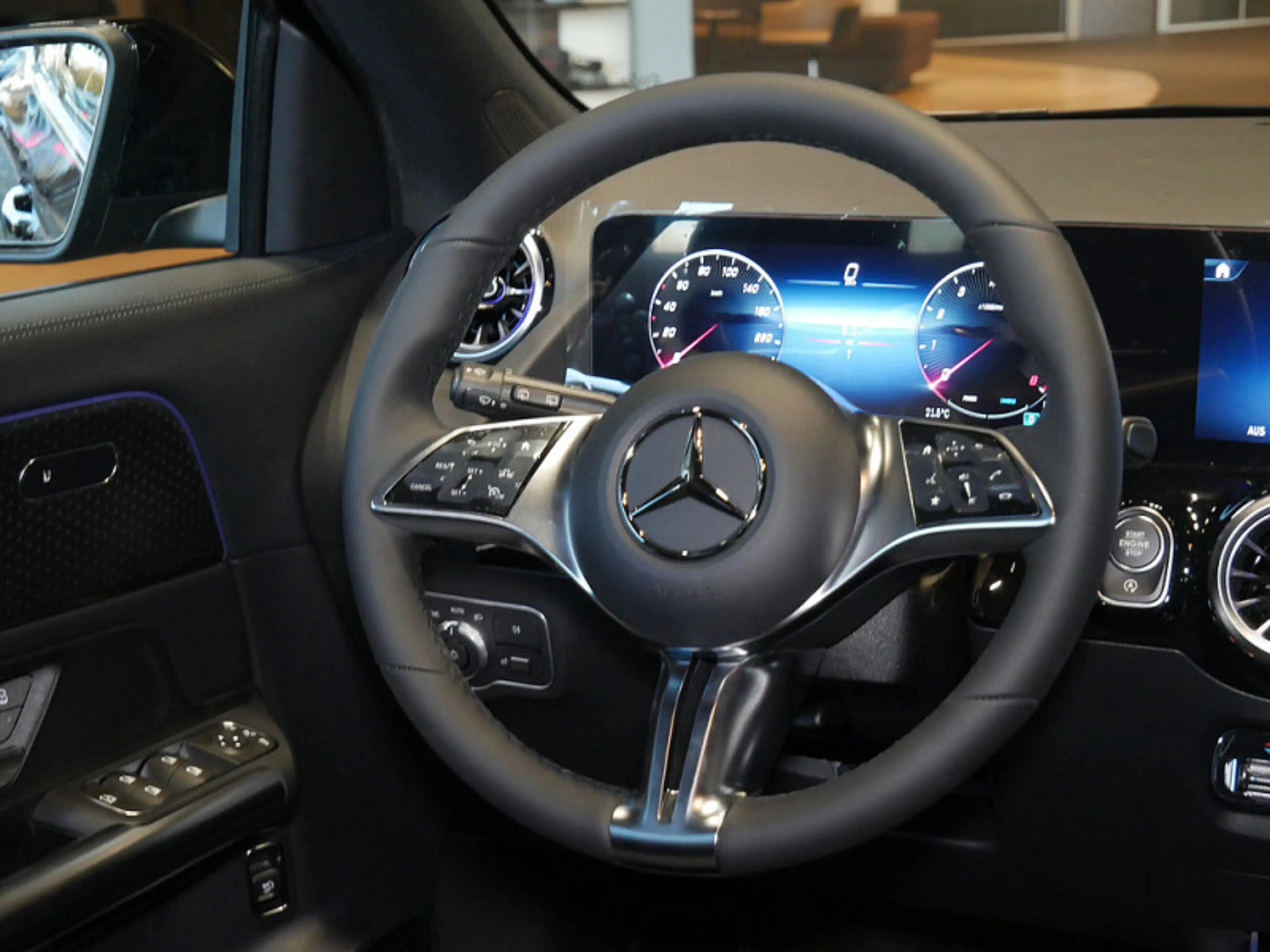Mercedes-Benz GLA 200 NIGHT PROGRESSIVE 360 AHK DISTR KAMERA — photo 9