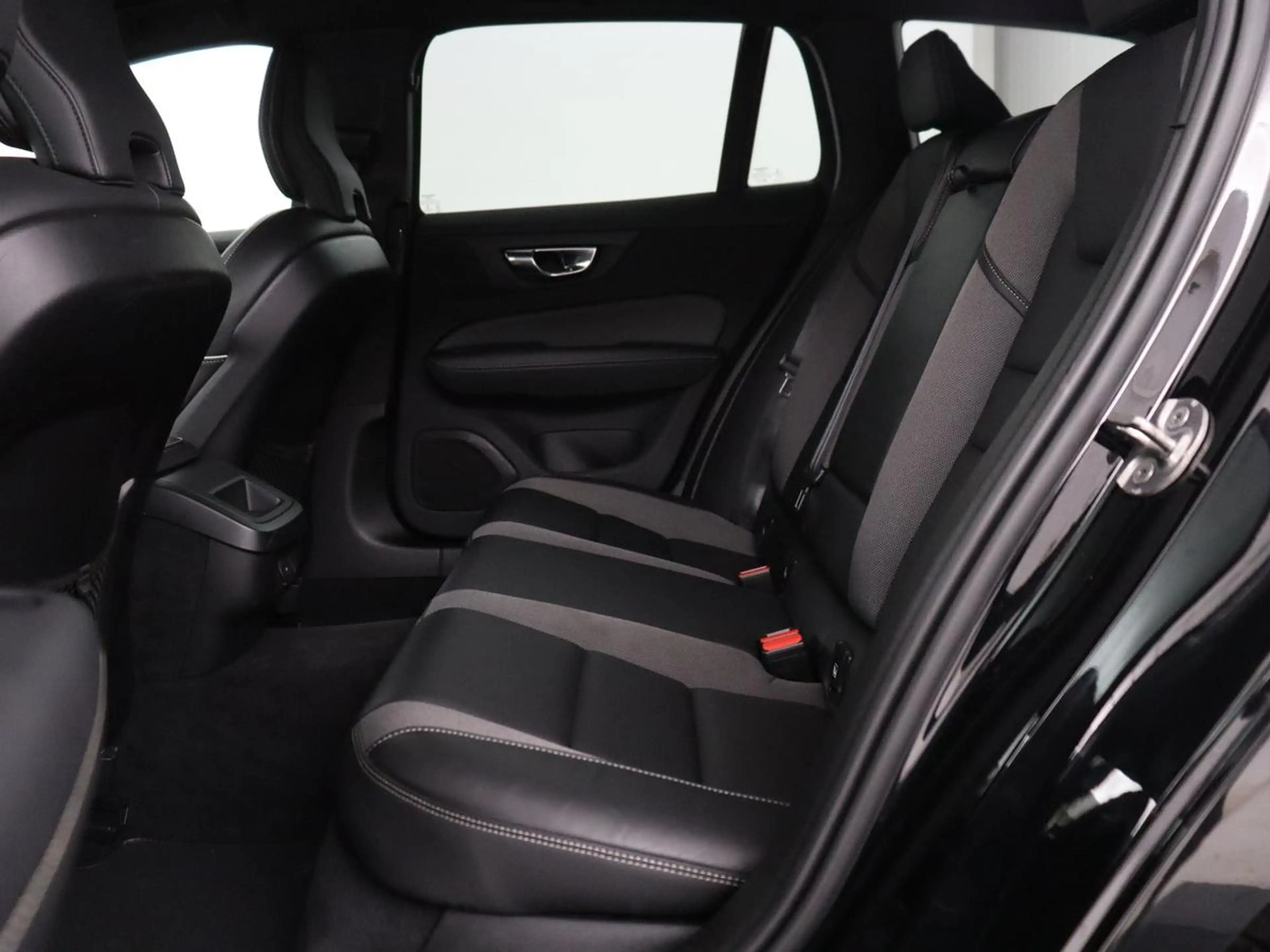 Volvo V60 2.0 B4 R-Design | Leder | Trekhaak | Black Pack | — photo 6