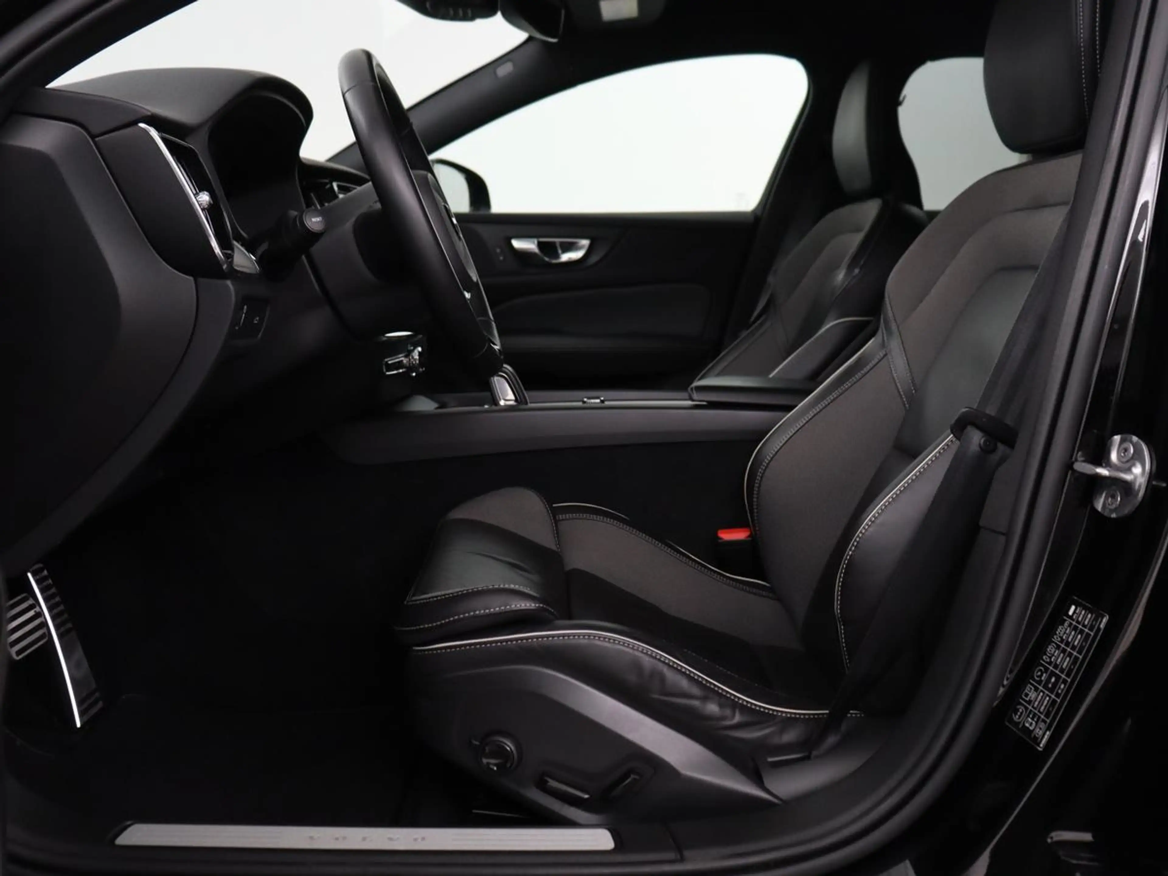 Volvo V60 2.0 B4 R-Design | Leder | Trekhaak | Black Pack | — photo 4