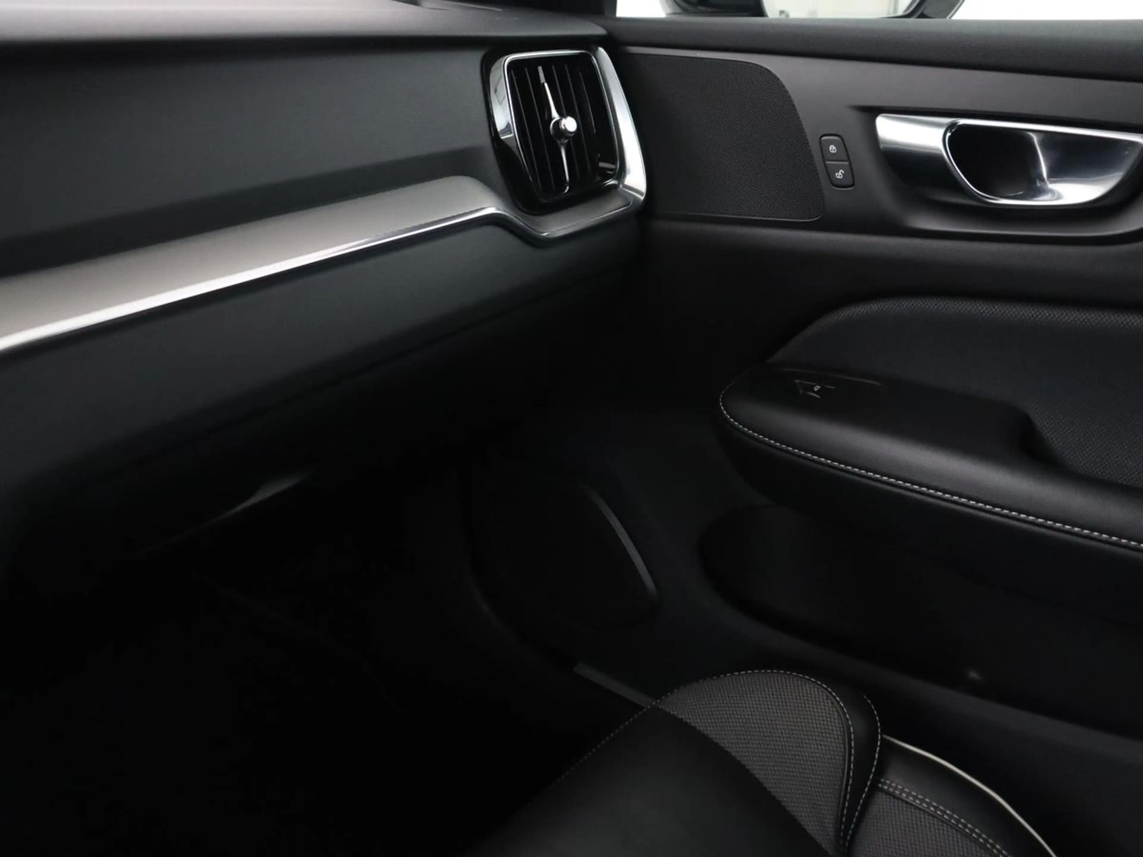 Volvo V60 2.0 B4 R-Design | Leder | Trekhaak | Black Pack | — photo 29