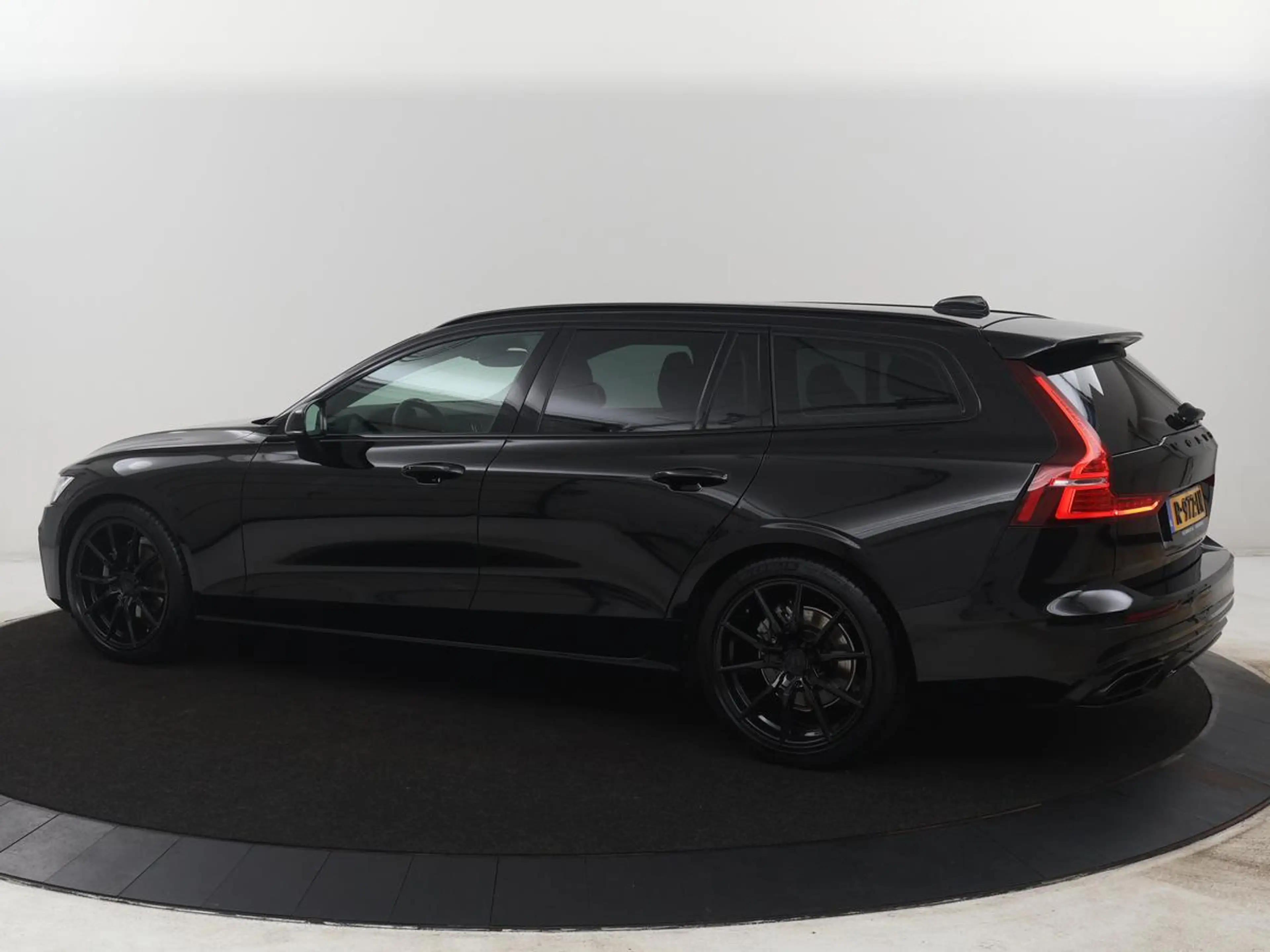 Volvo V60 2.0 B4 R-Design | Leder | Trekhaak | Black Pack | — photo 2