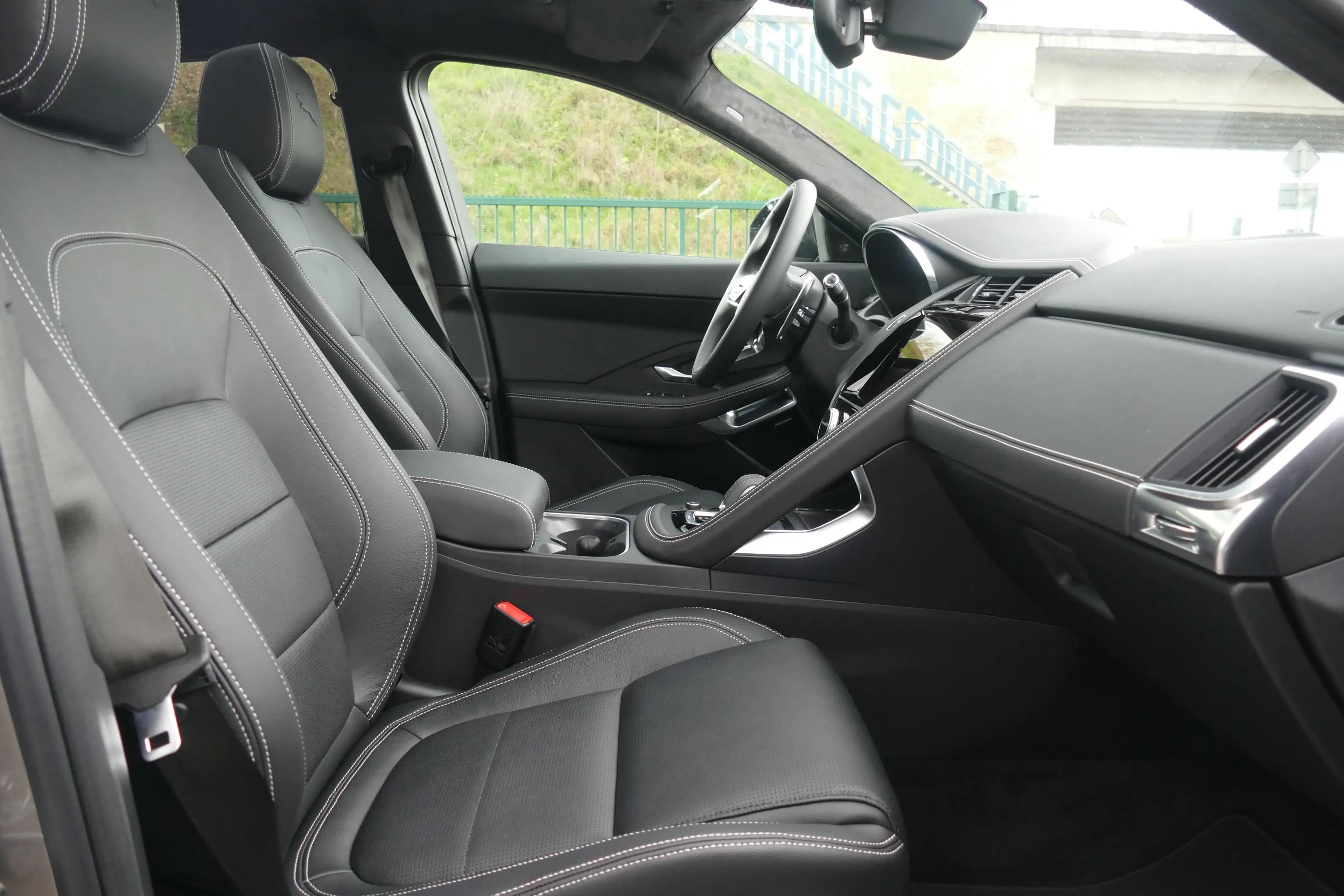 Jaguar E-Pace P300e R-Dynamic S AWD Auto — photo 8