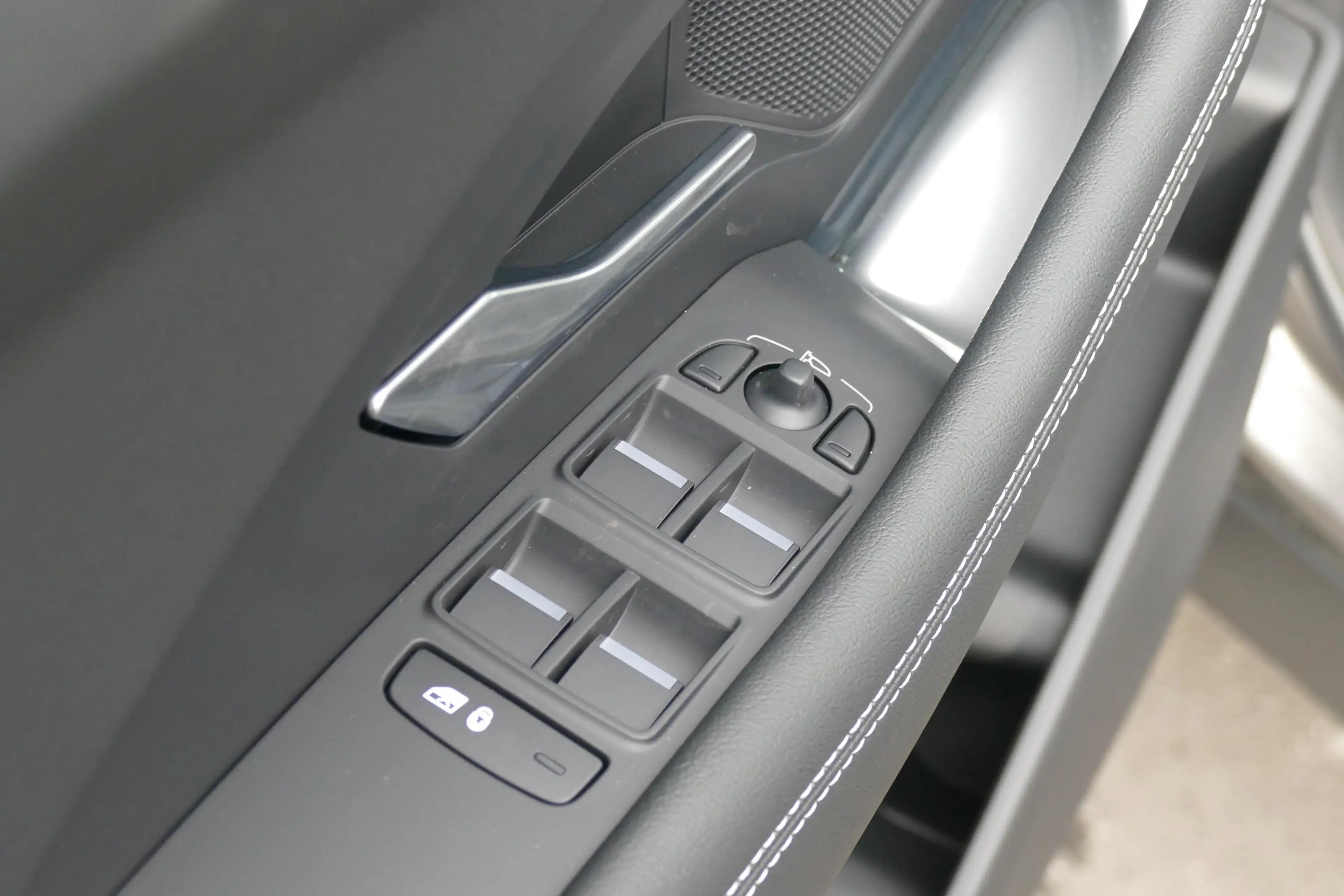 Jaguar E-Pace P300e R-Dynamic S AWD Auto — photo 11