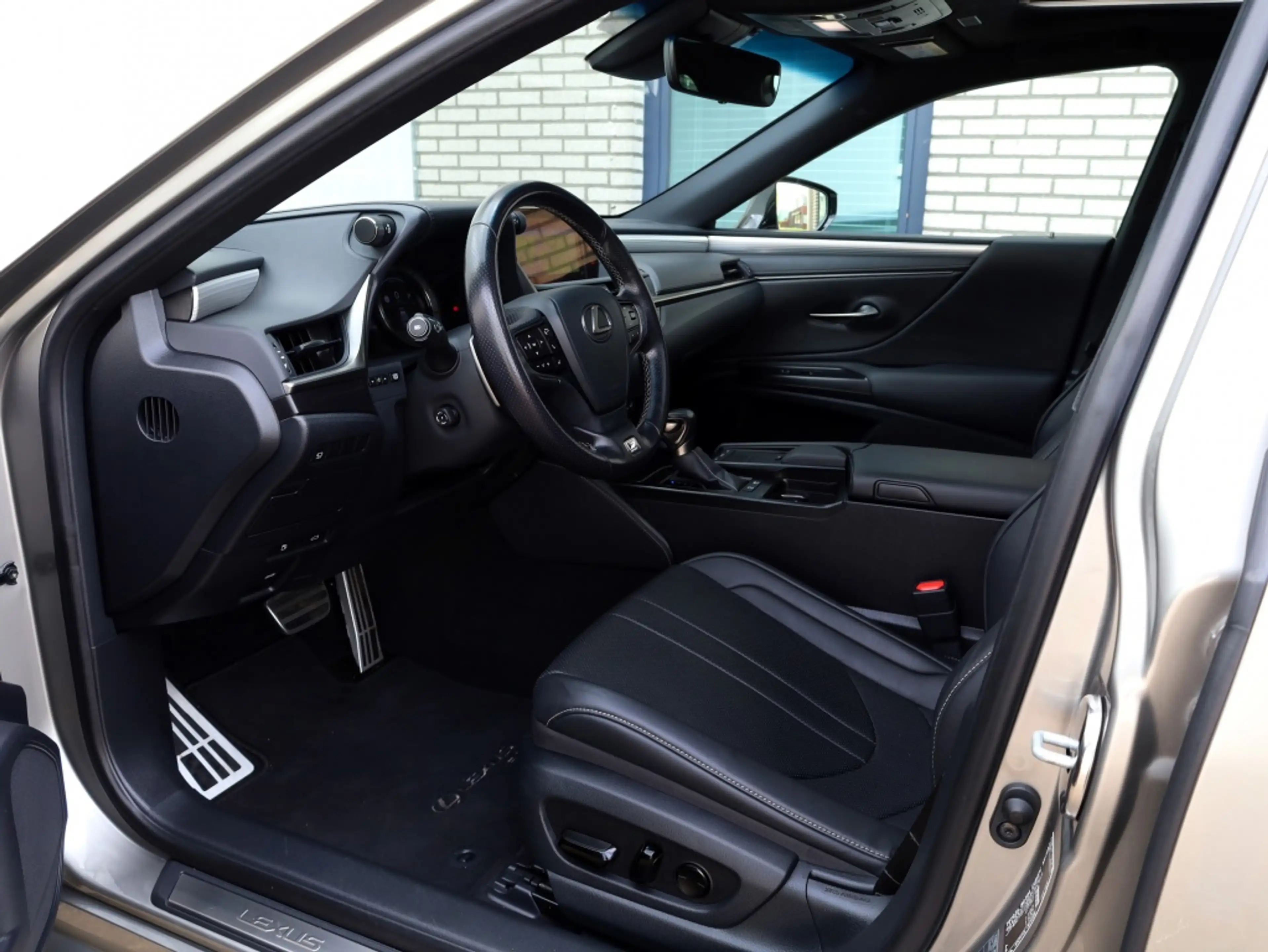 Lexus ES 300 300h F Sport Line | 360 Camera | Premium Navi | Do — photo 3