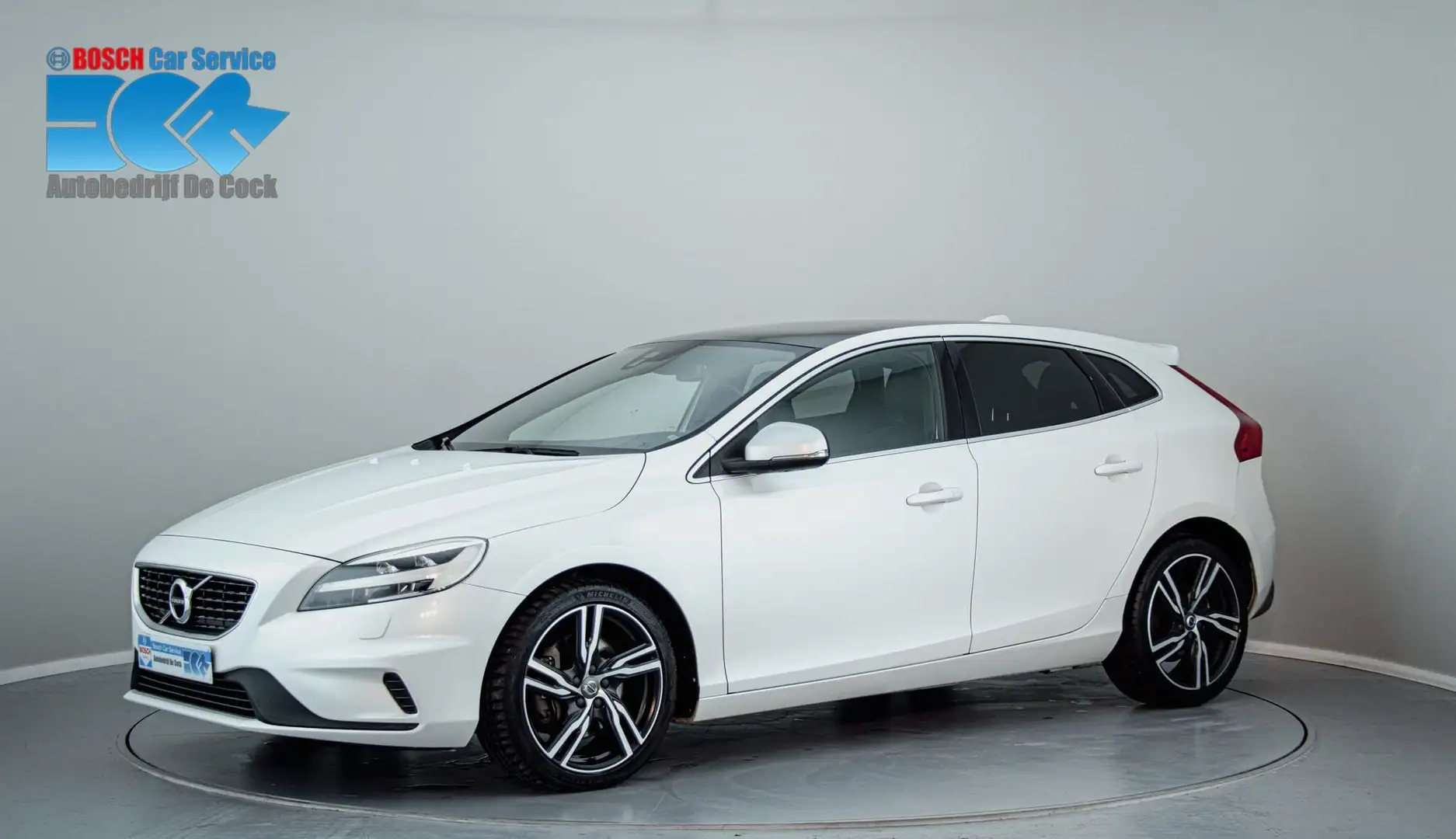 Volvo V40 1.5 T3 Momentum R-Design Geartronic Wit - 1