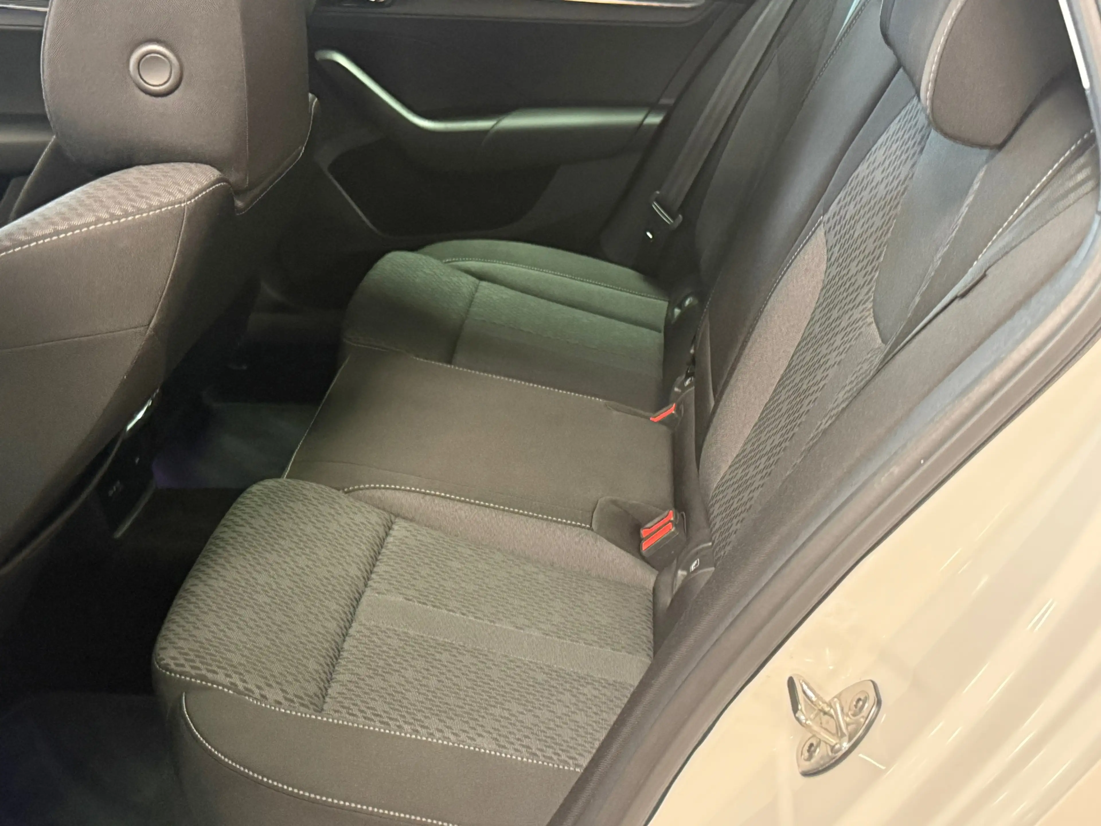 Skoda Octavia Combi 1.4 TSI iV PHEV Sportline Business — photo 11