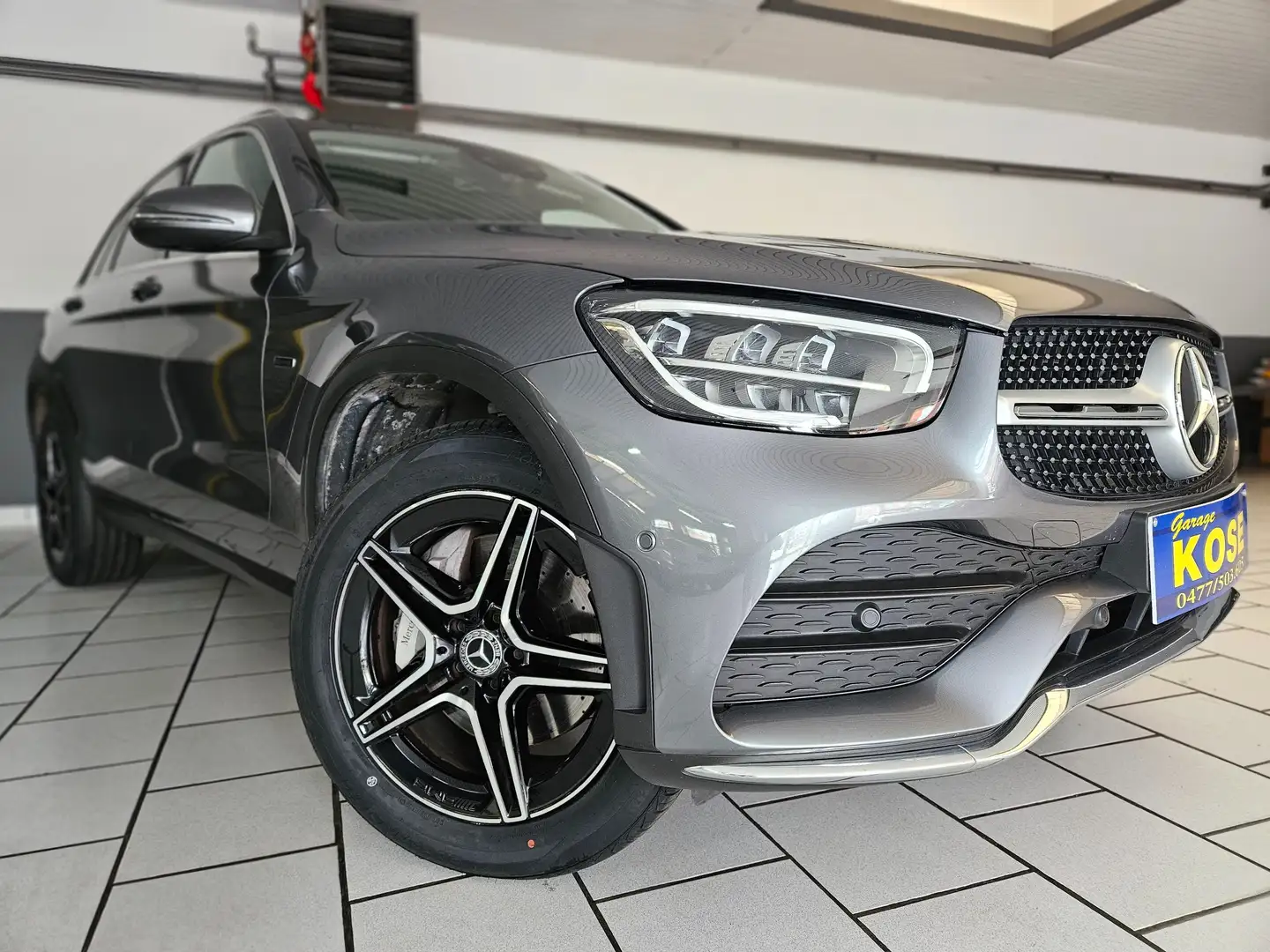 Mercedes-Benz GLC 300 4-Matic/HYBRIDE RECHARGEABLE PACK AMG//BOITE AUTO Gris - 2