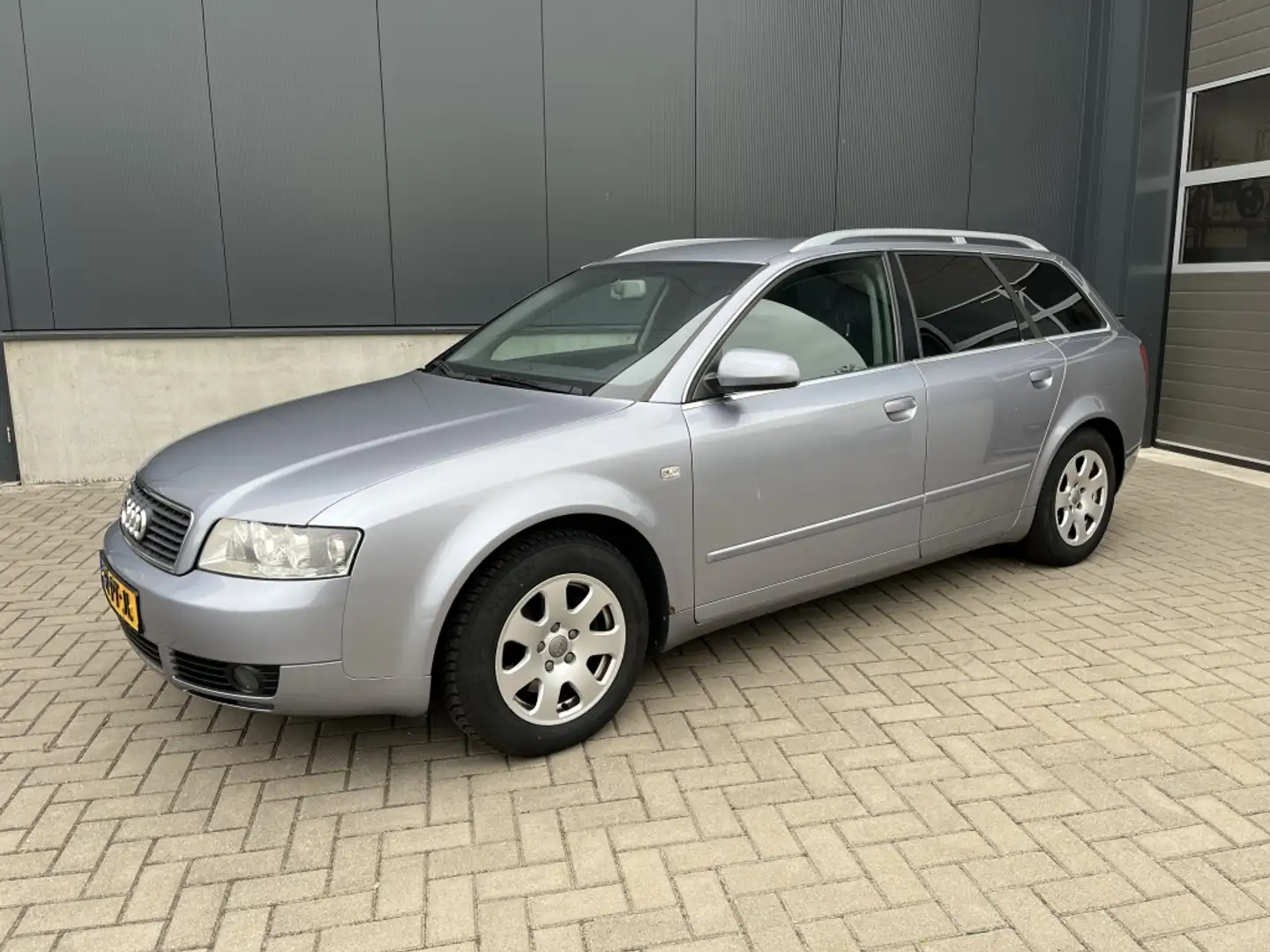 Audi A4 Avant 2.0 MT Gris - 2