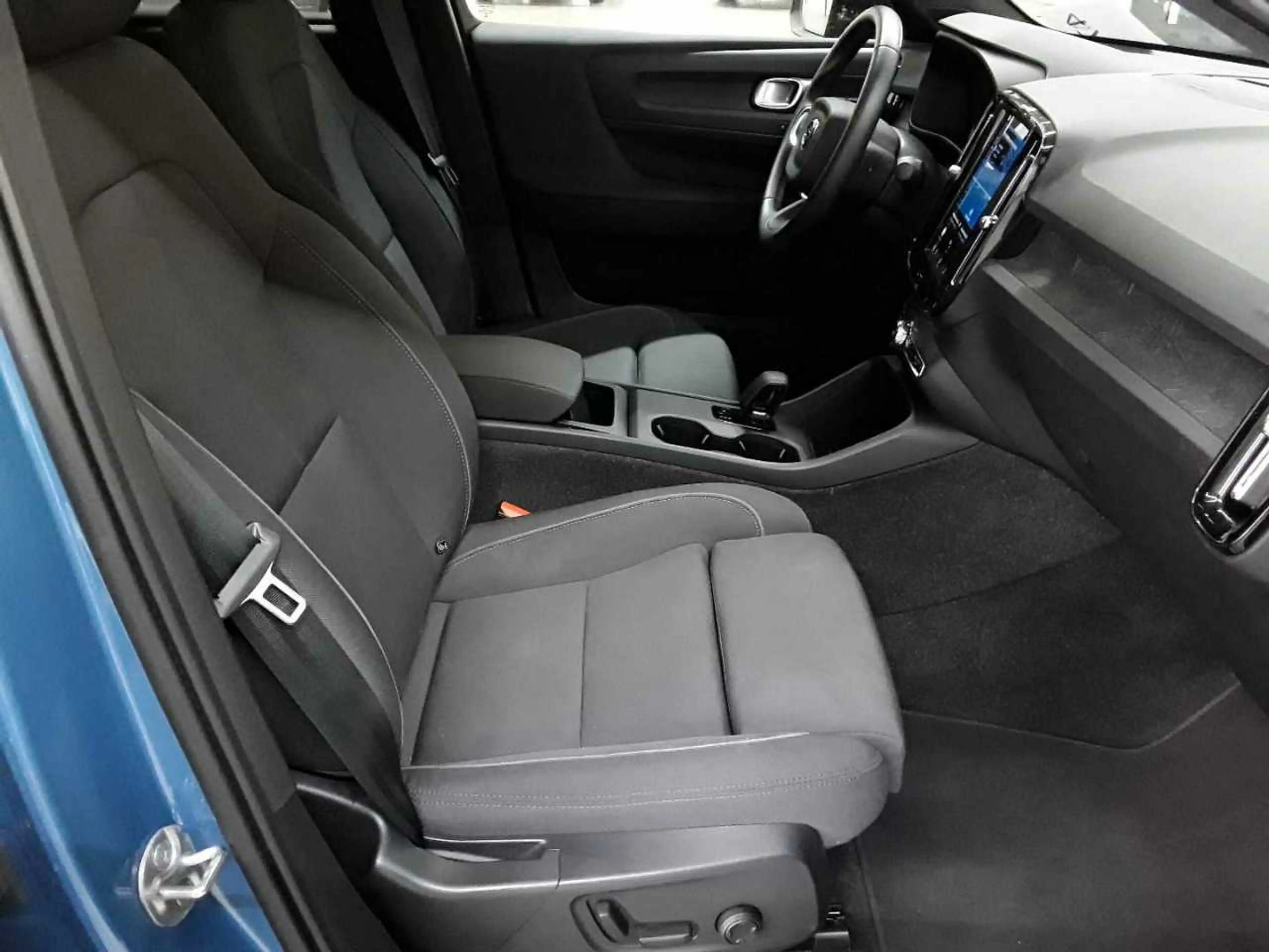Volvo EC40 EC40 Ext. Range RWD Plus Dark Pixel AHK — photo 8