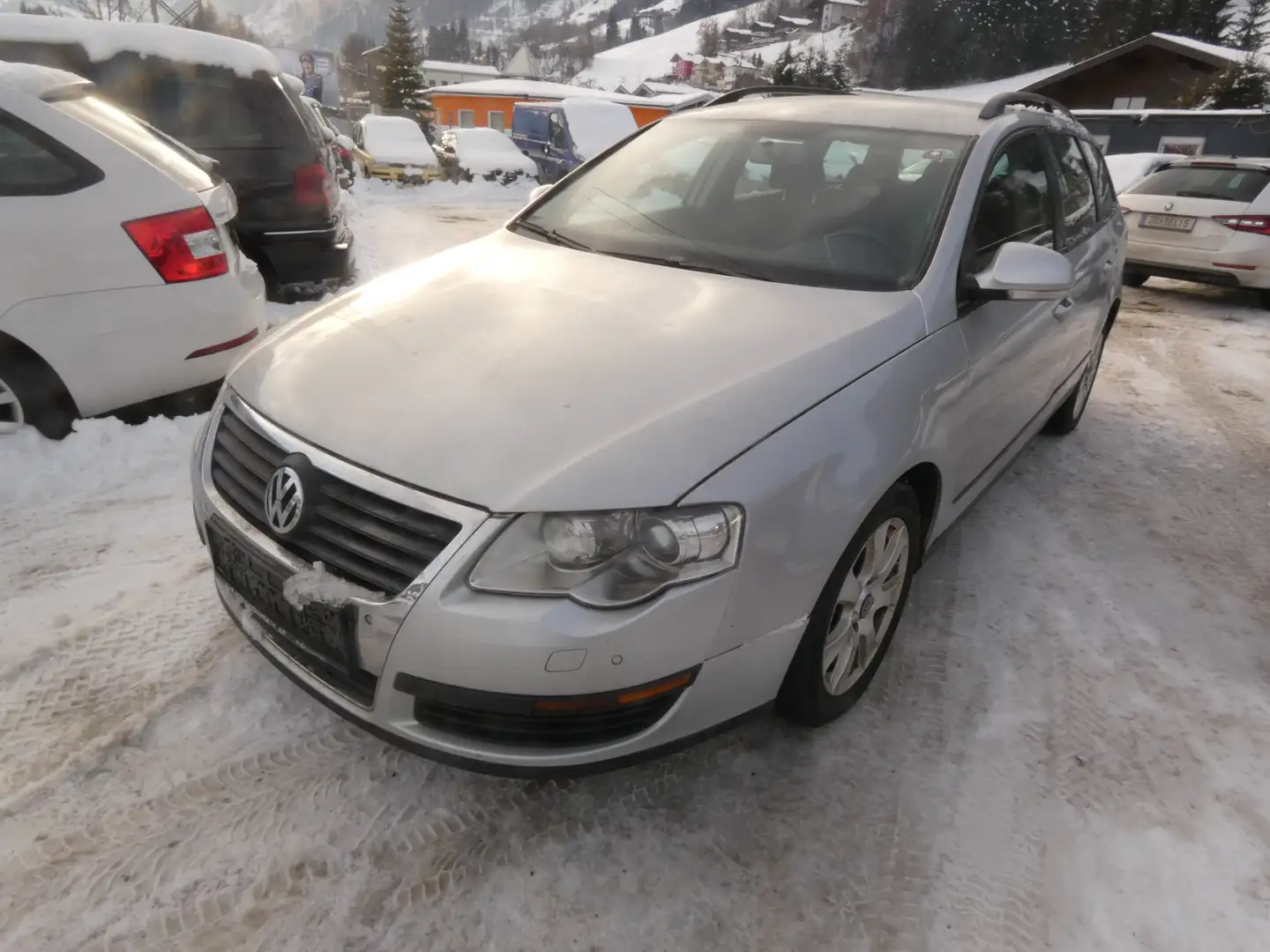 Volkswagen Passat Variant Var. Trendline TDI DPF 4Motion Grau - 2