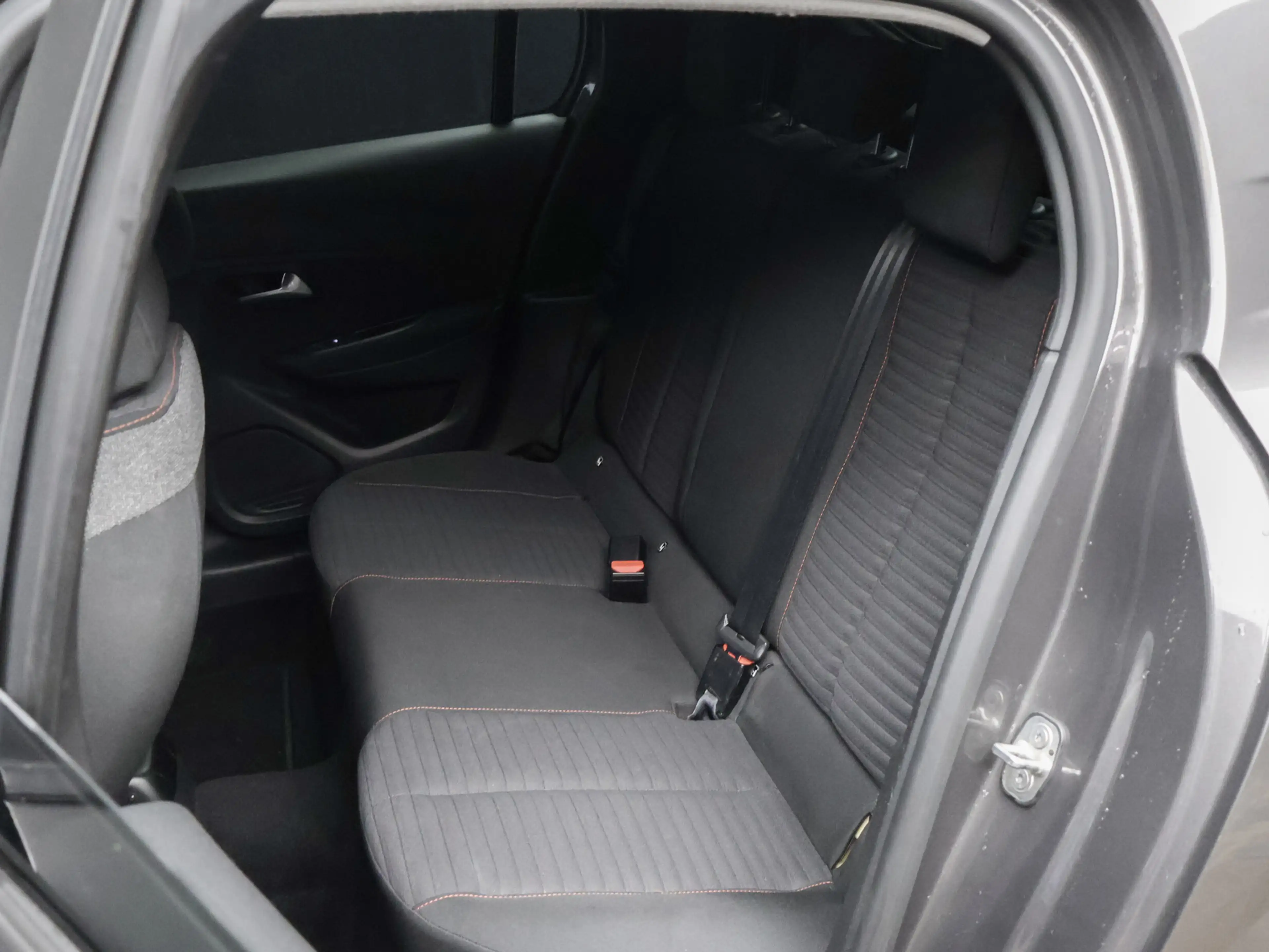 Peugeot 208 1.2 PureTech Allure Sport (APPLE CARPLAY,NAVI,CAME — photo 25