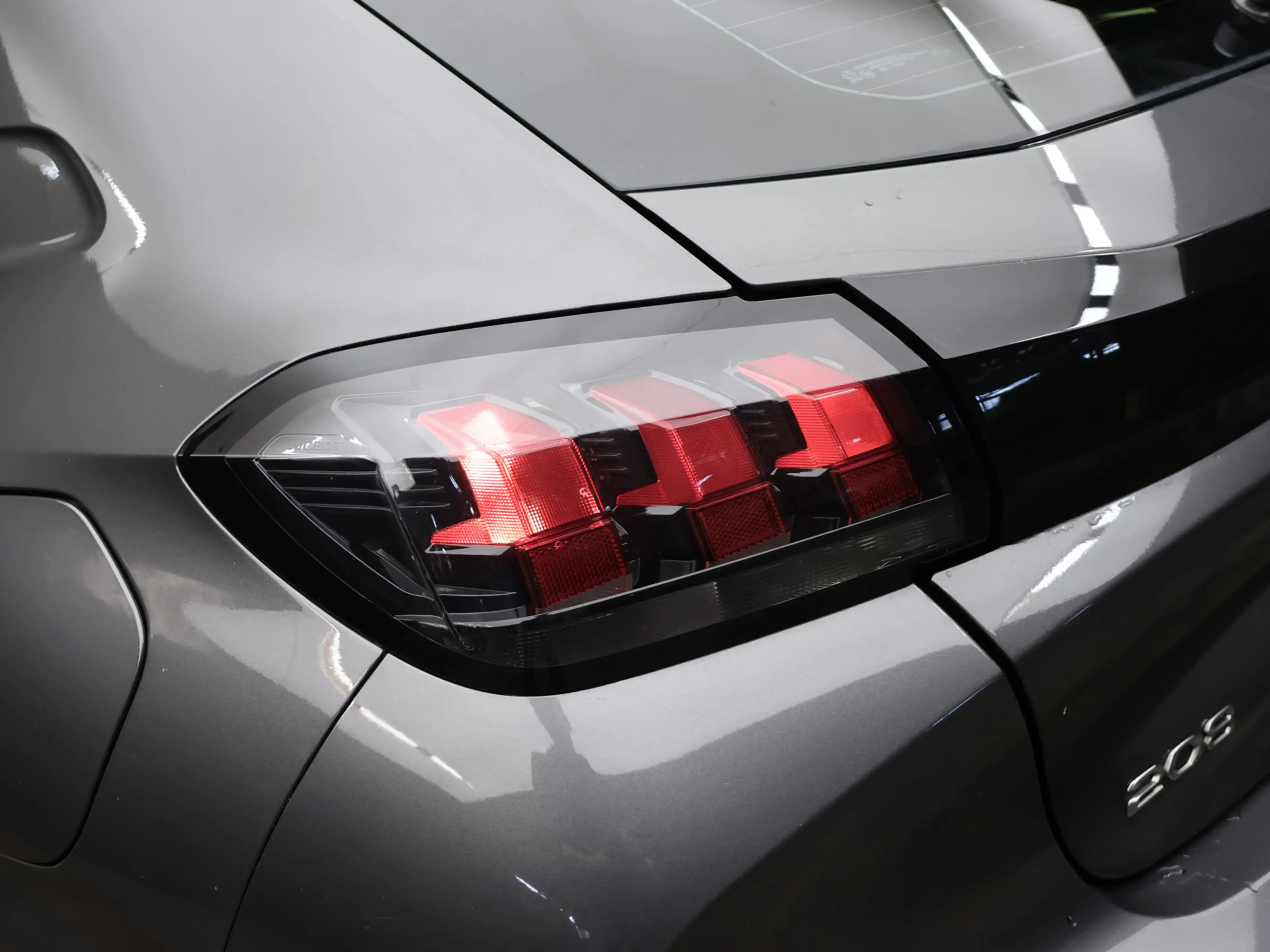 Peugeot 208 1.2 PureTech Allure Sport (APPLE CARPLAY,NAVI,CAME — photo 28