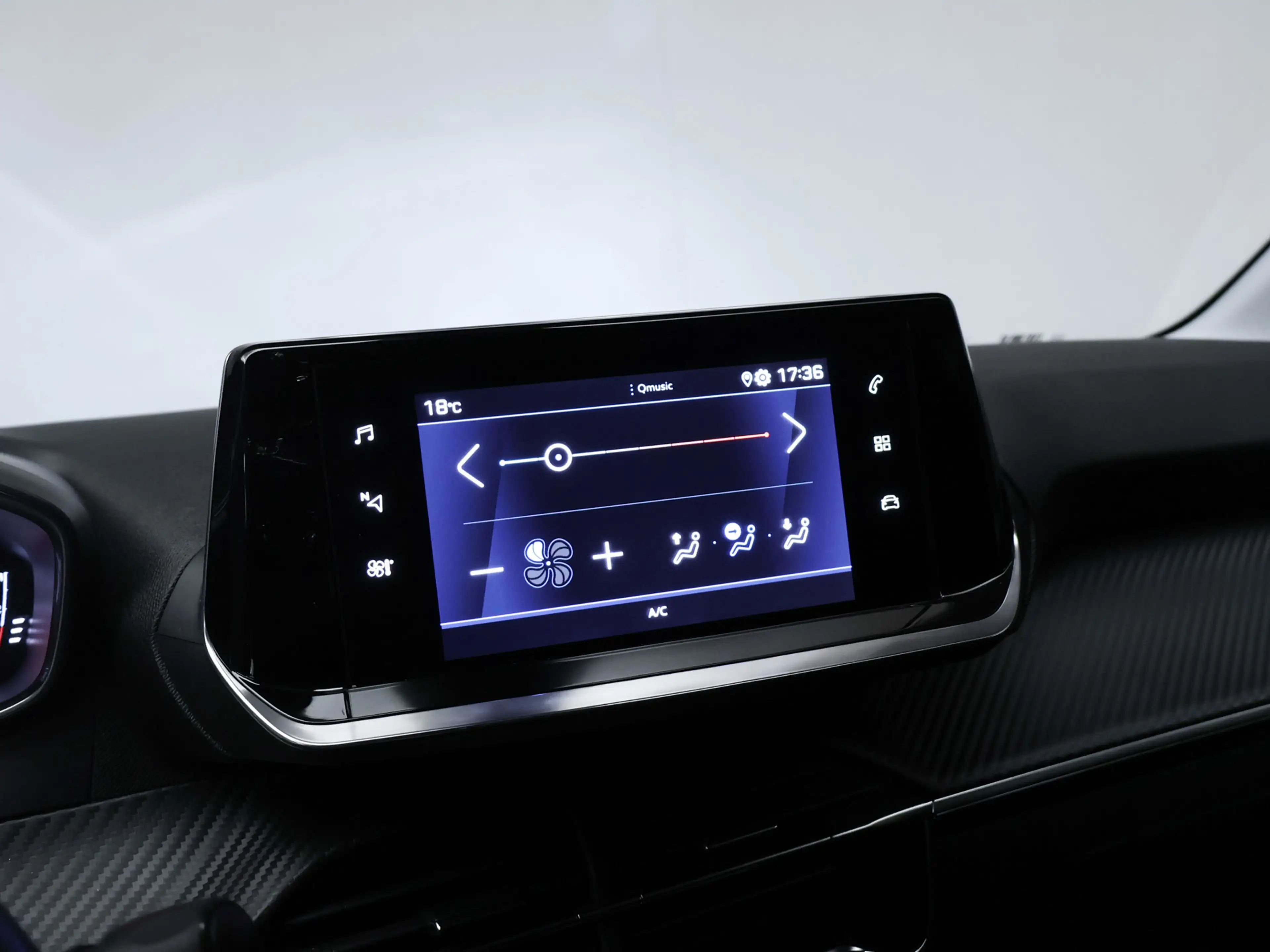 Peugeot 208 1.2 PureTech Allure Sport (APPLE CARPLAY,NAVI,CAME — photo 18
