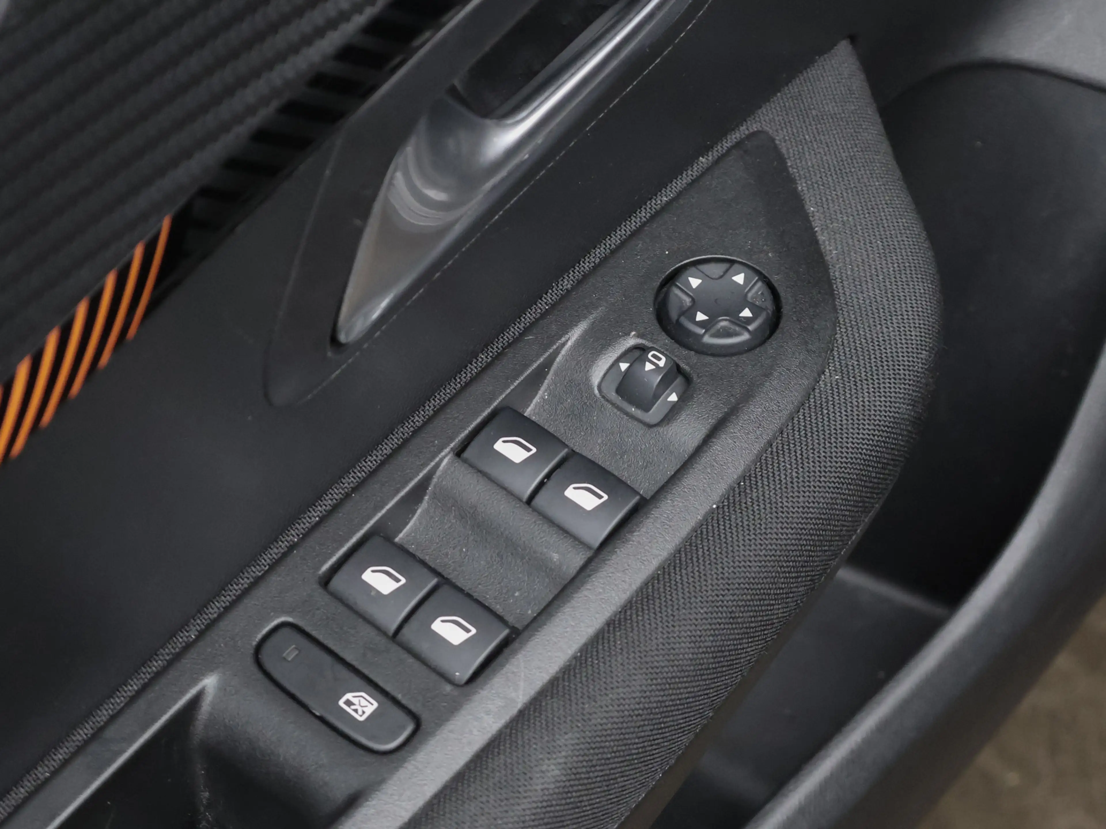 Peugeot 208 1.2 PureTech Allure Sport (APPLE CARPLAY,NAVI,CAME — photo 20