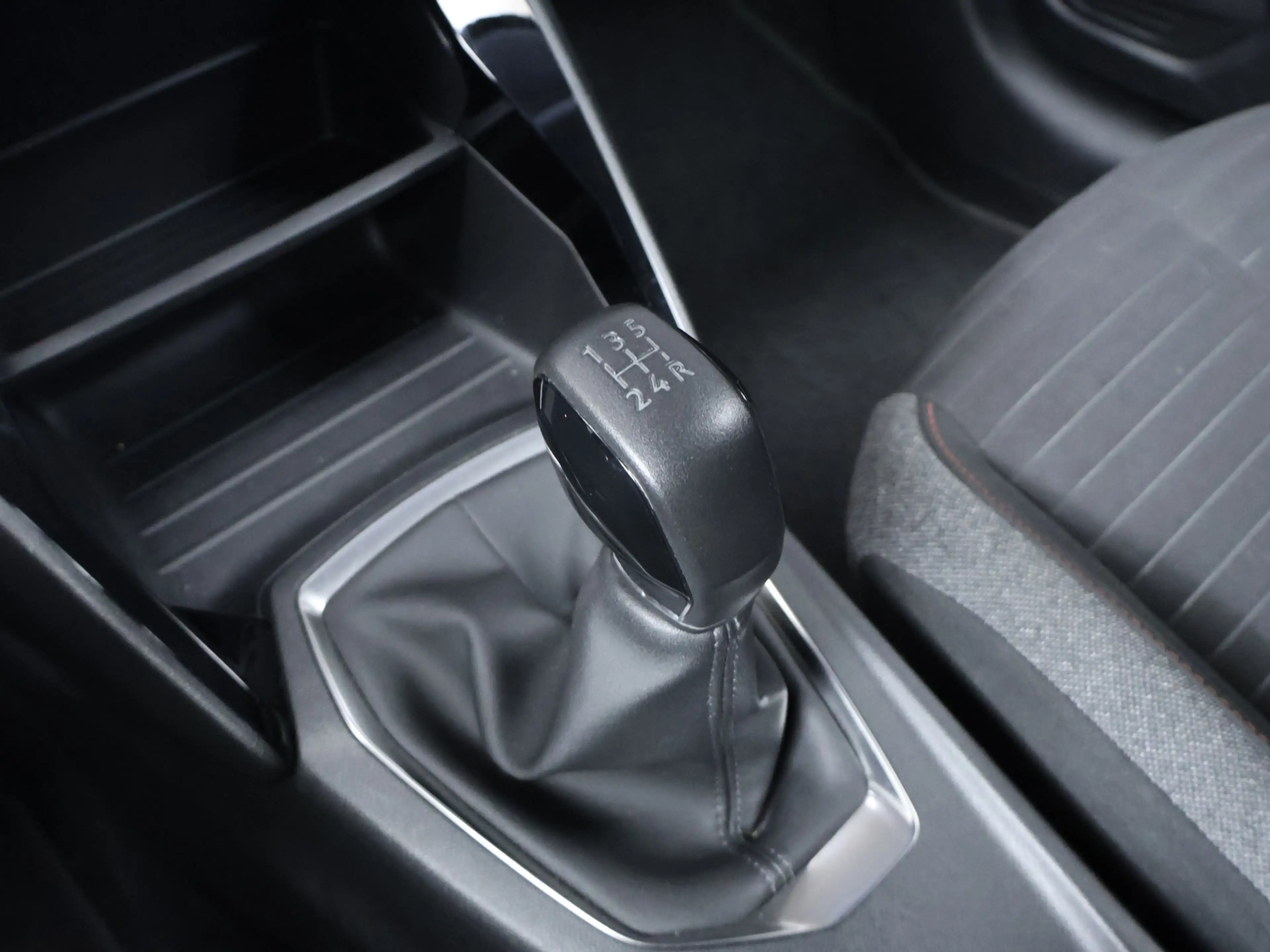Peugeot 208 1.2 PureTech Allure Sport (APPLE CARPLAY,NAVI,CAME — photo 14