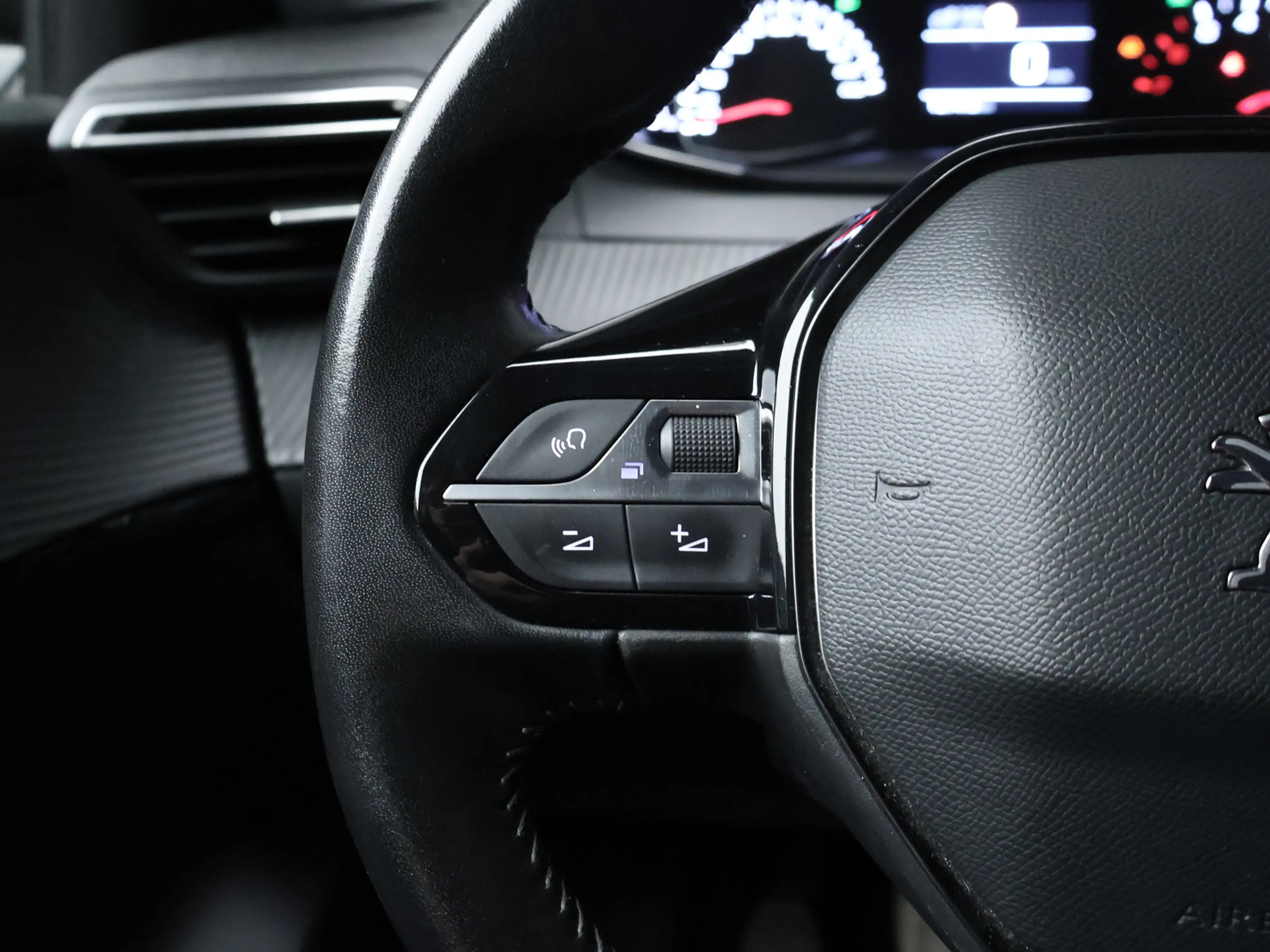 Peugeot 208 1.2 PureTech Allure Sport (APPLE CARPLAY,NAVI,CAME — photo 10