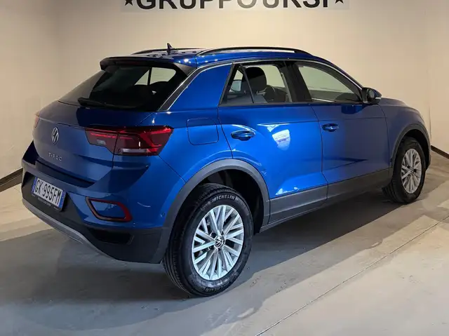 Volkswagen T-Roc view 3