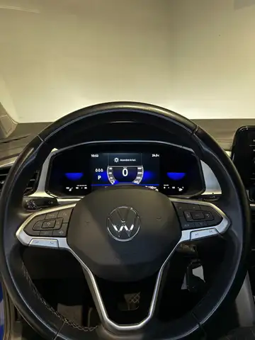 Volkswagen T-Roc view 9