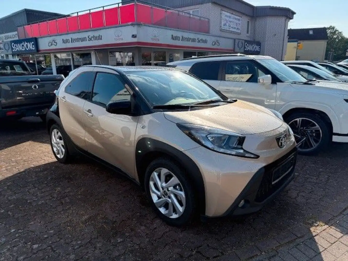Toyota AYGO X PULSE CVT AUTOMATIK GARANTIE bis 2038 Bej - 2