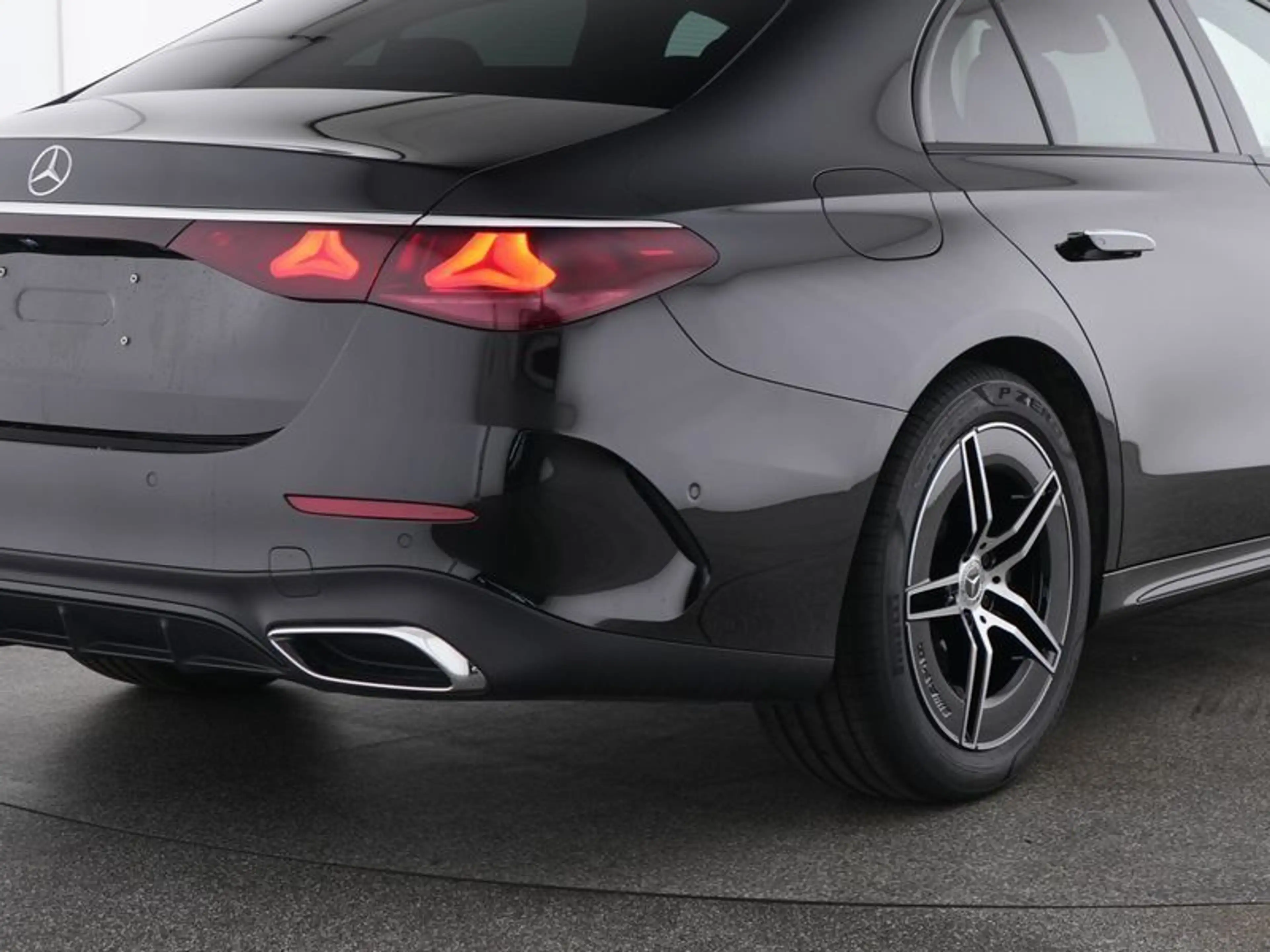 Mercedes-Benz E 220 d AMG Night-Paket Panorama DIS Kamera Totw — photo 4