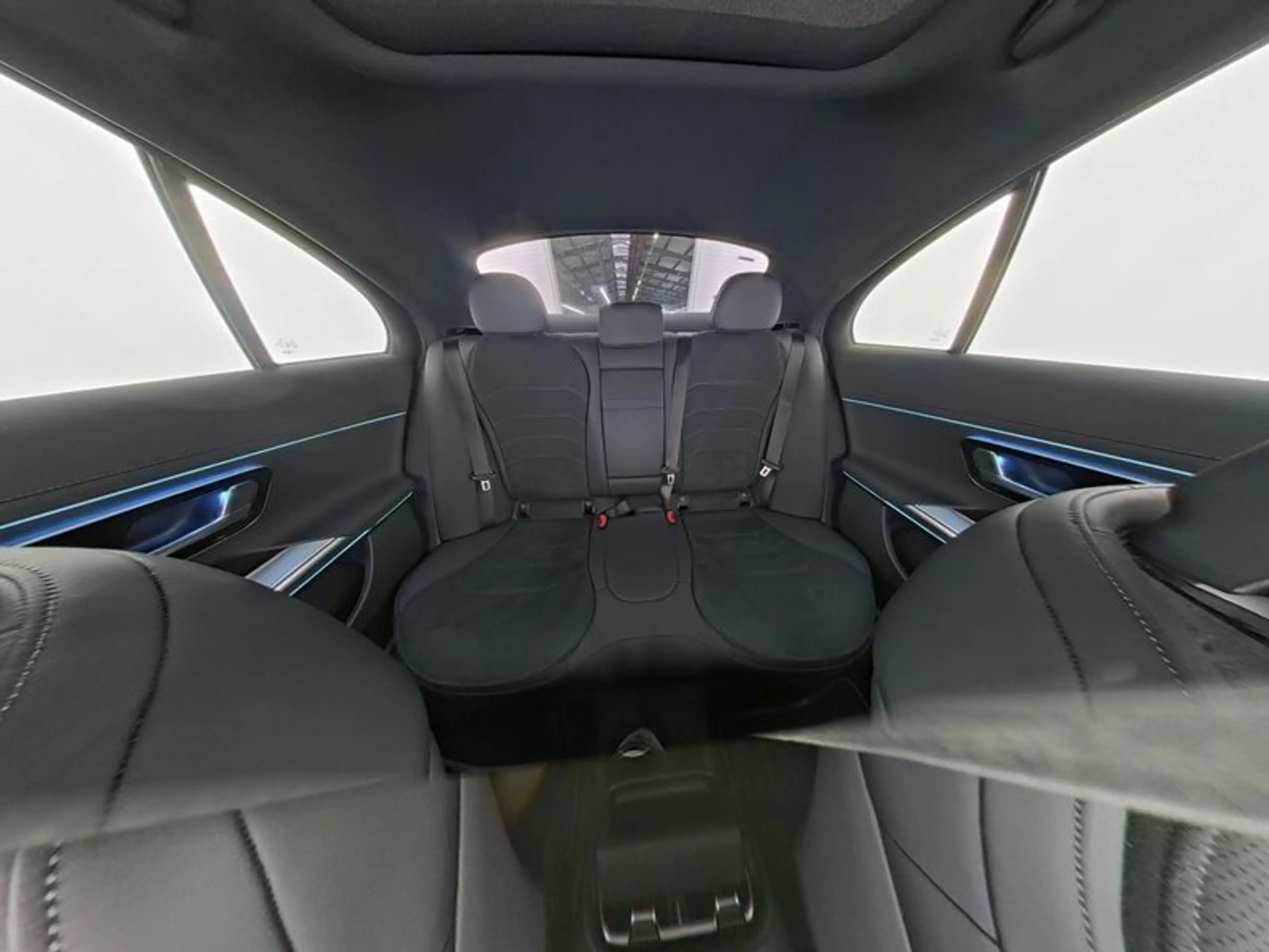 Mercedes-Benz E 220 d AMG Night-Paket Panorama DIS Kamera Totw — photo 8
