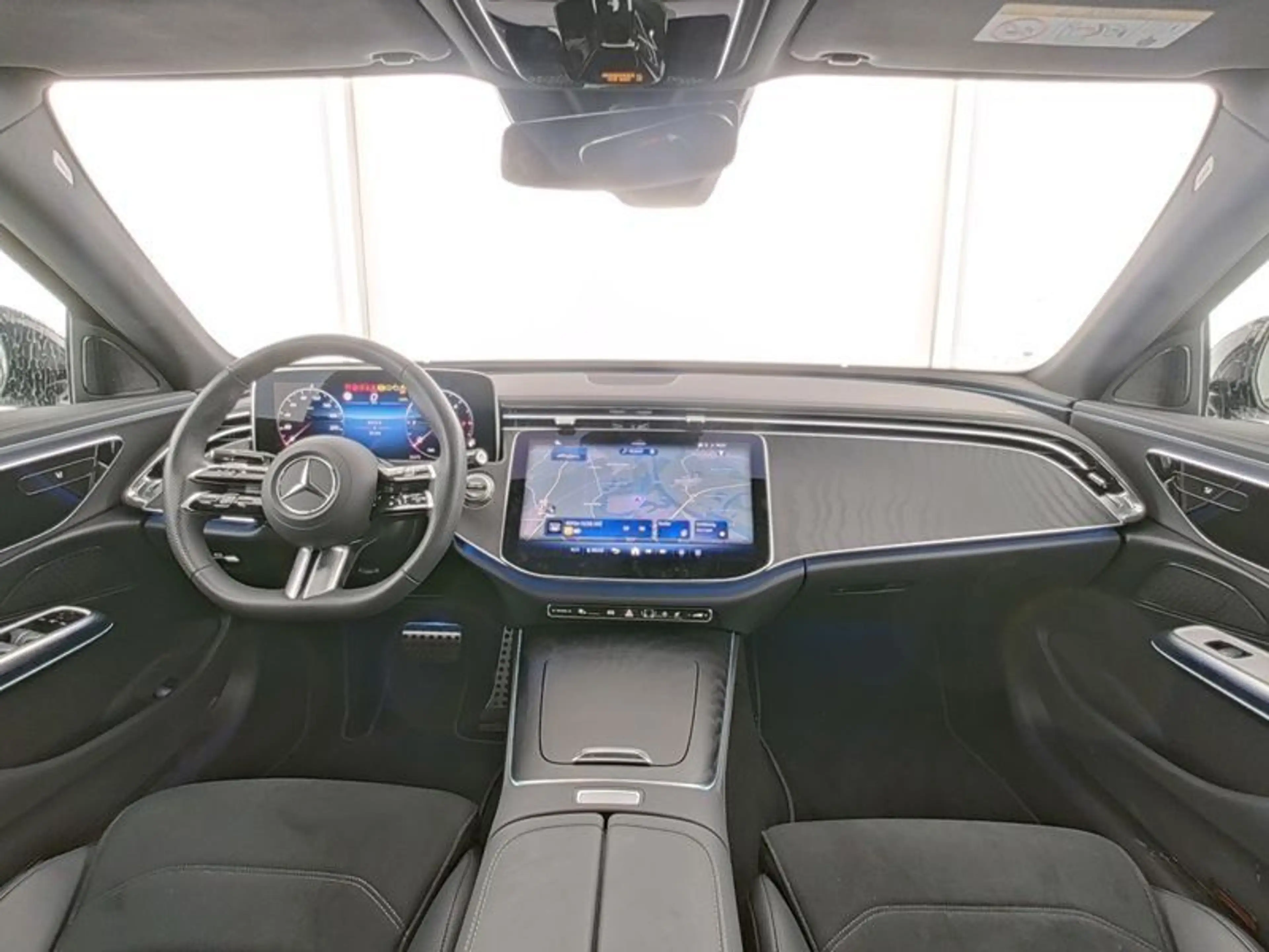 Mercedes-Benz E 220 d AMG Night-Paket Panorama DIS Kamera Totw — photo 3