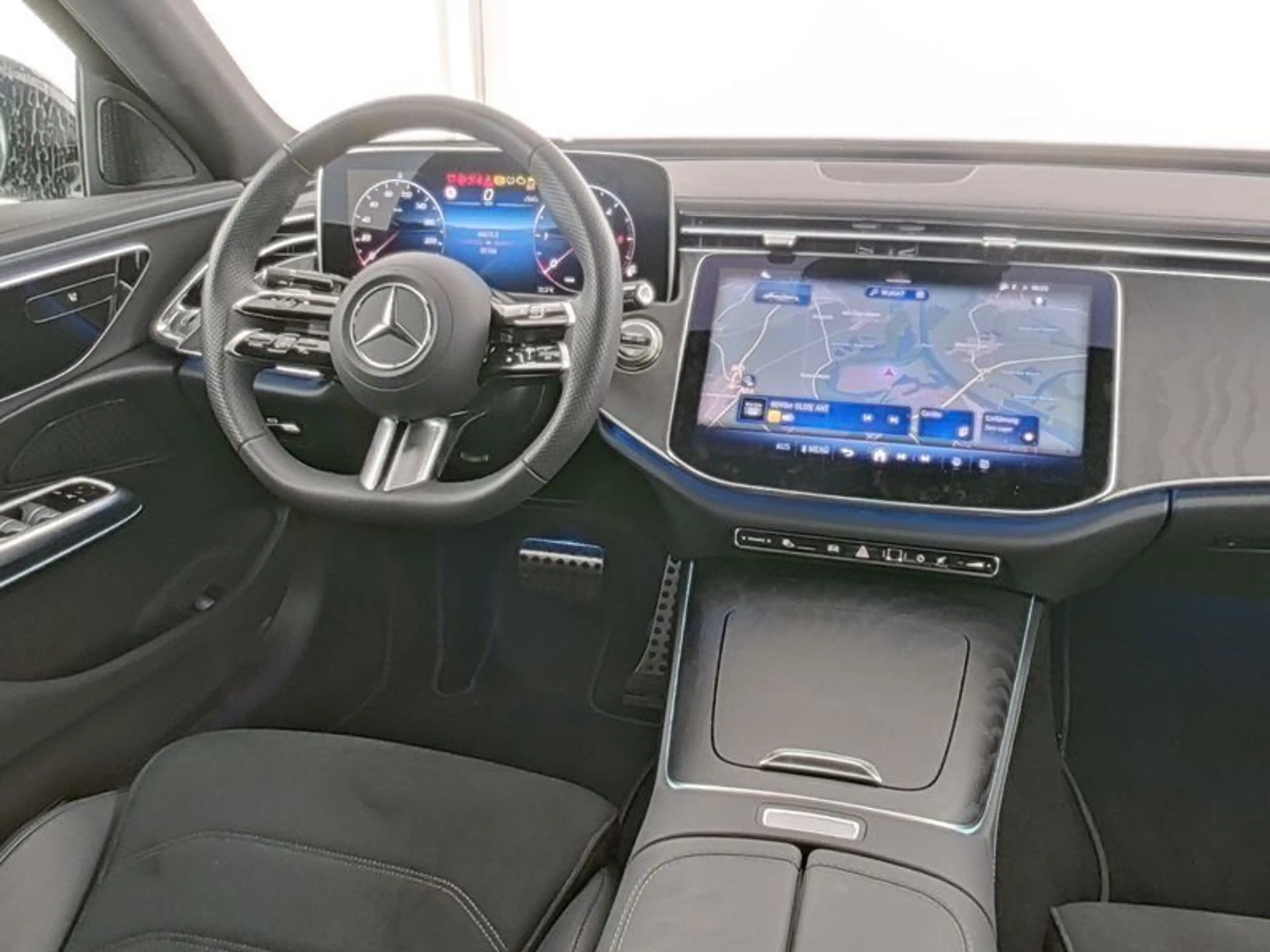 Mercedes-Benz E 220 d AMG Night-Paket Panorama DIS Kamera Totw — photo 5