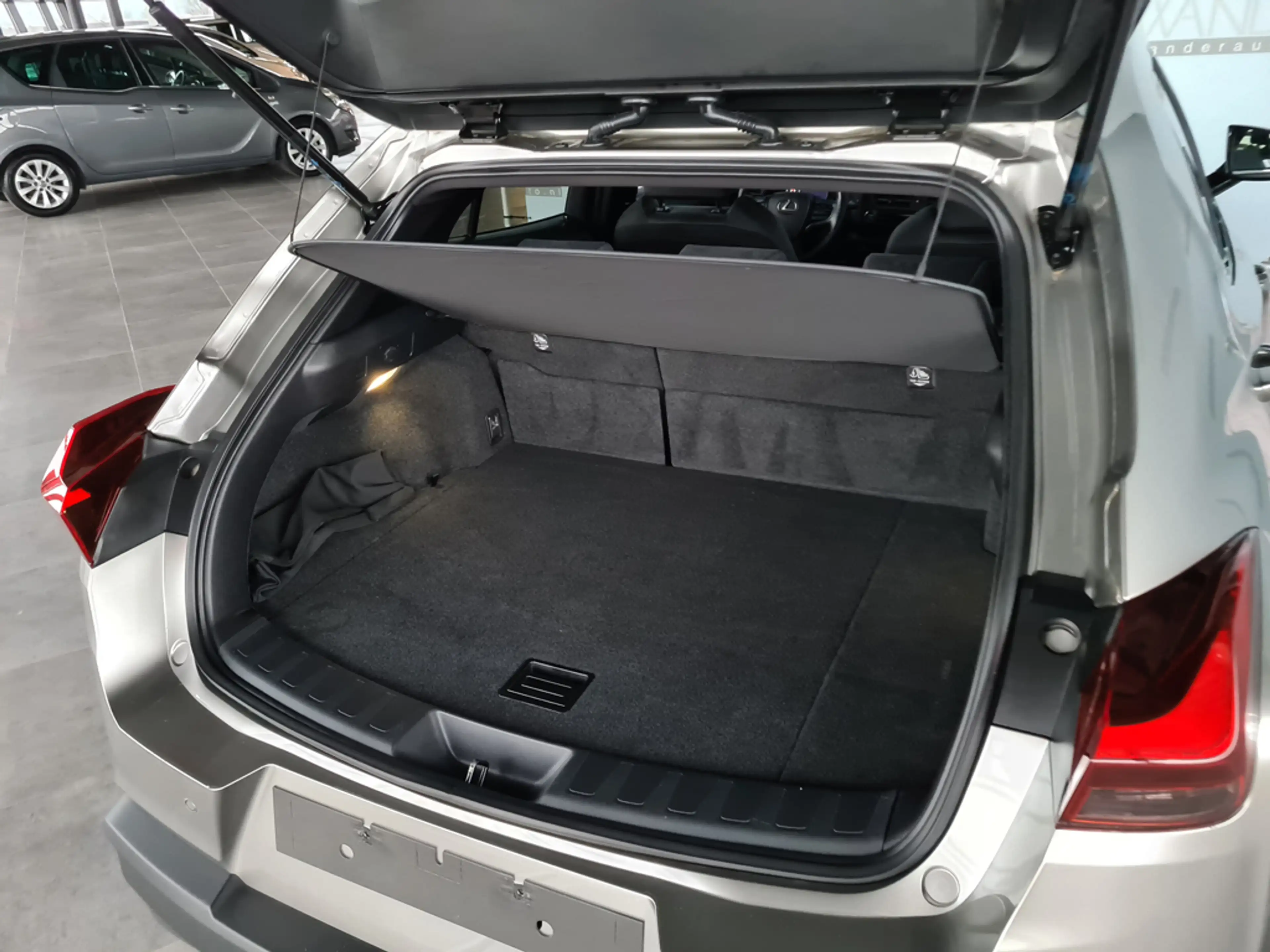 Lexus UX 250h 2.0 Style Edition /Stoel- & stuurverwarming/Camera — photo 10