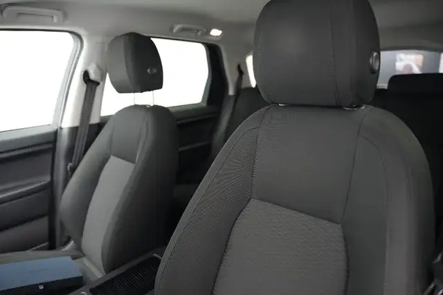 Land Rover Discovery Sport view 12