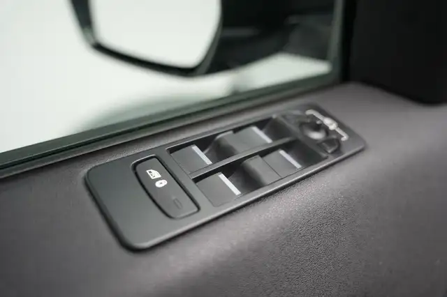 Land Rover Discovery Sport view 11
